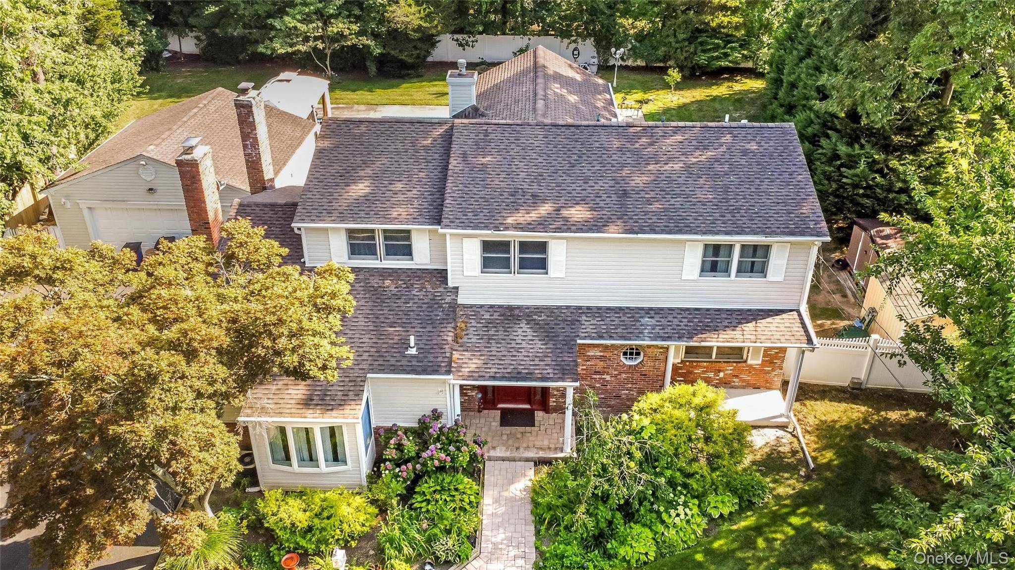 6 Marlon LN, Hauppauge, NY 11788