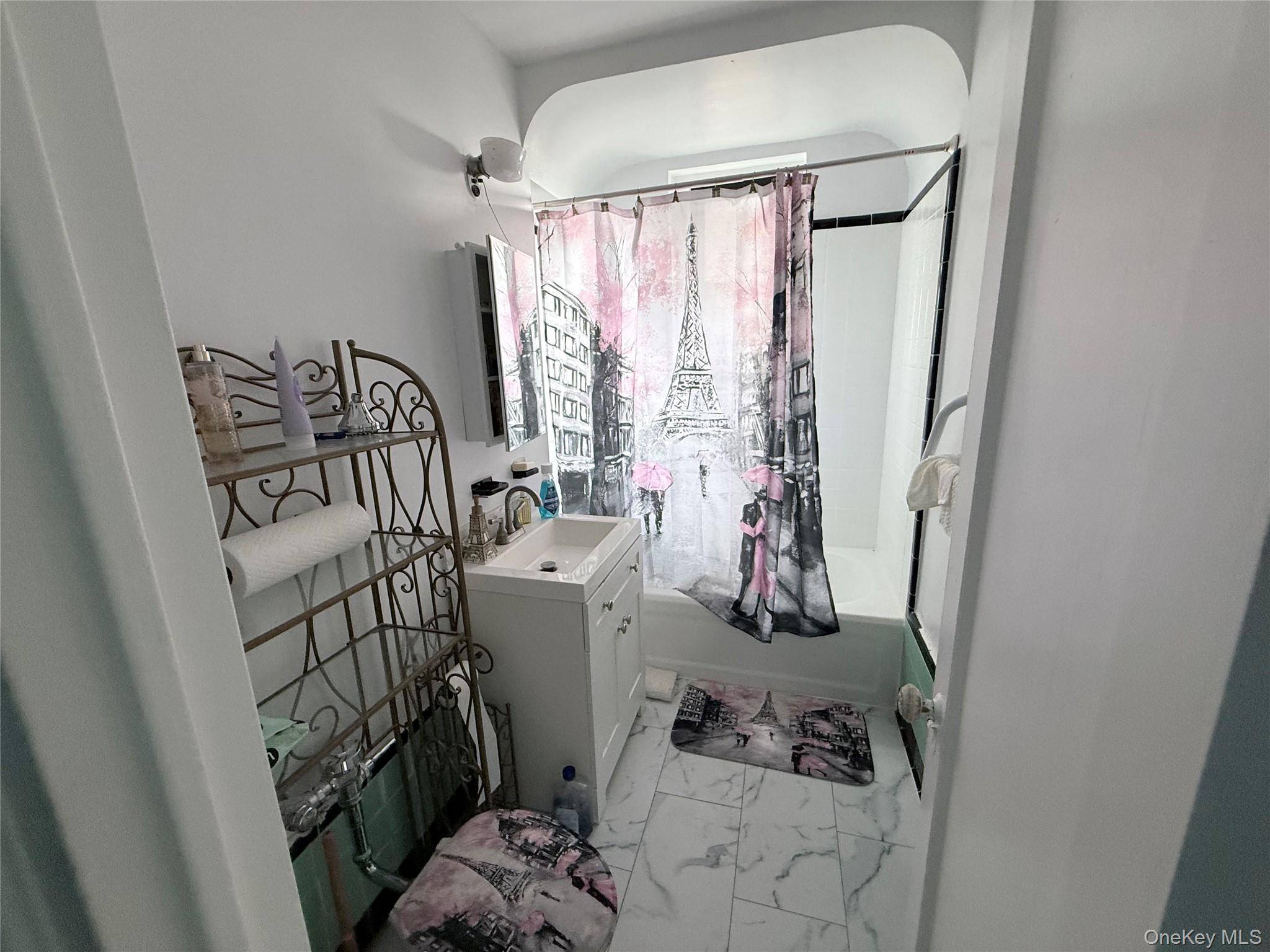 83-80 118 ST #6C, Kew Gardens, NY 11415