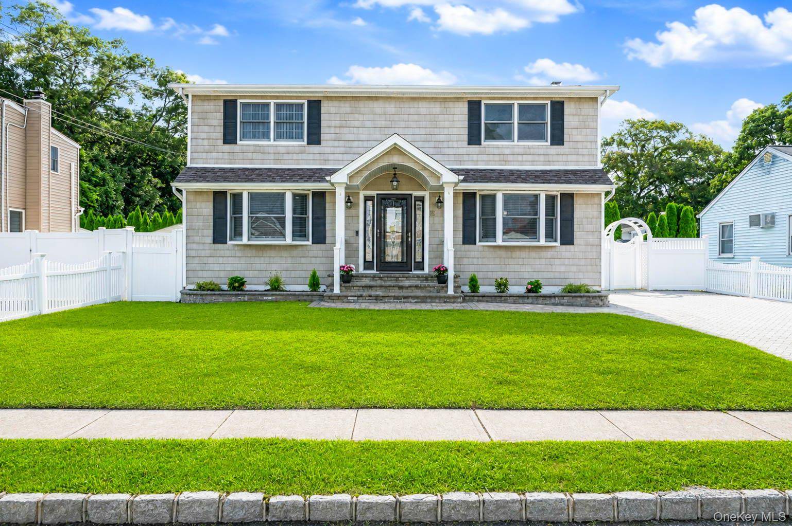 18 Worden PL, West Babylon, NY 11704