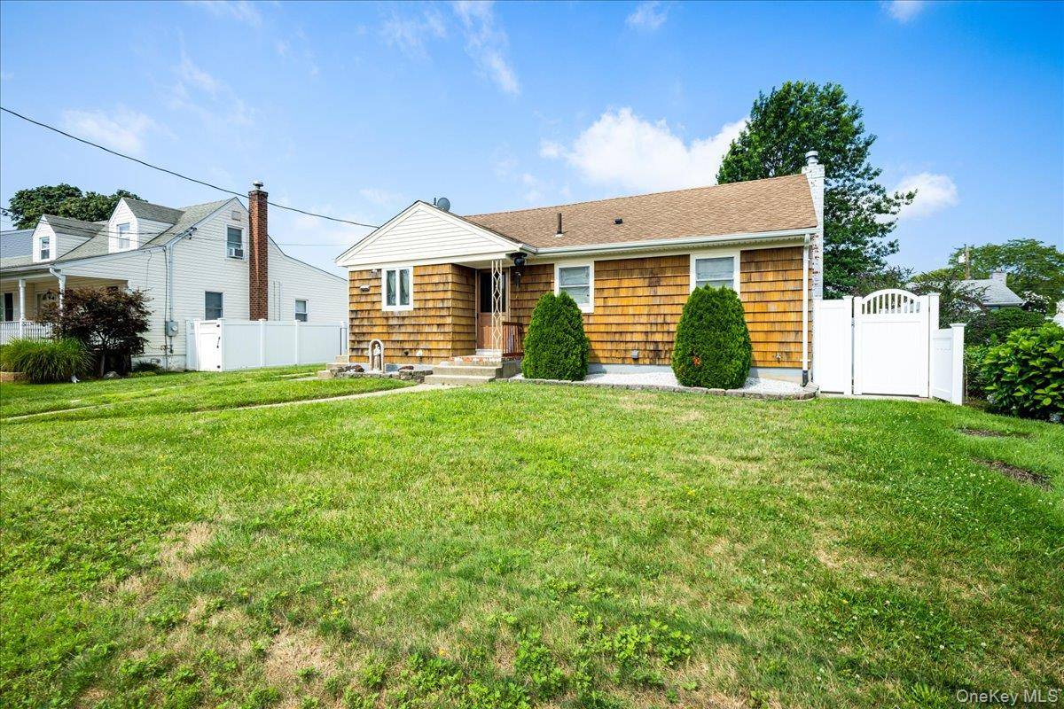 17 Joludow DR, Massapequa Park, NY 11762
