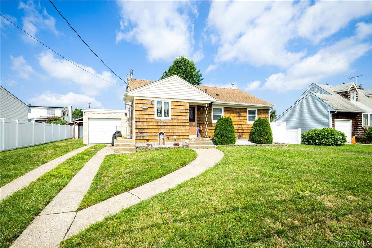 17 Joludow DR, Massapequa Park, NY 11762