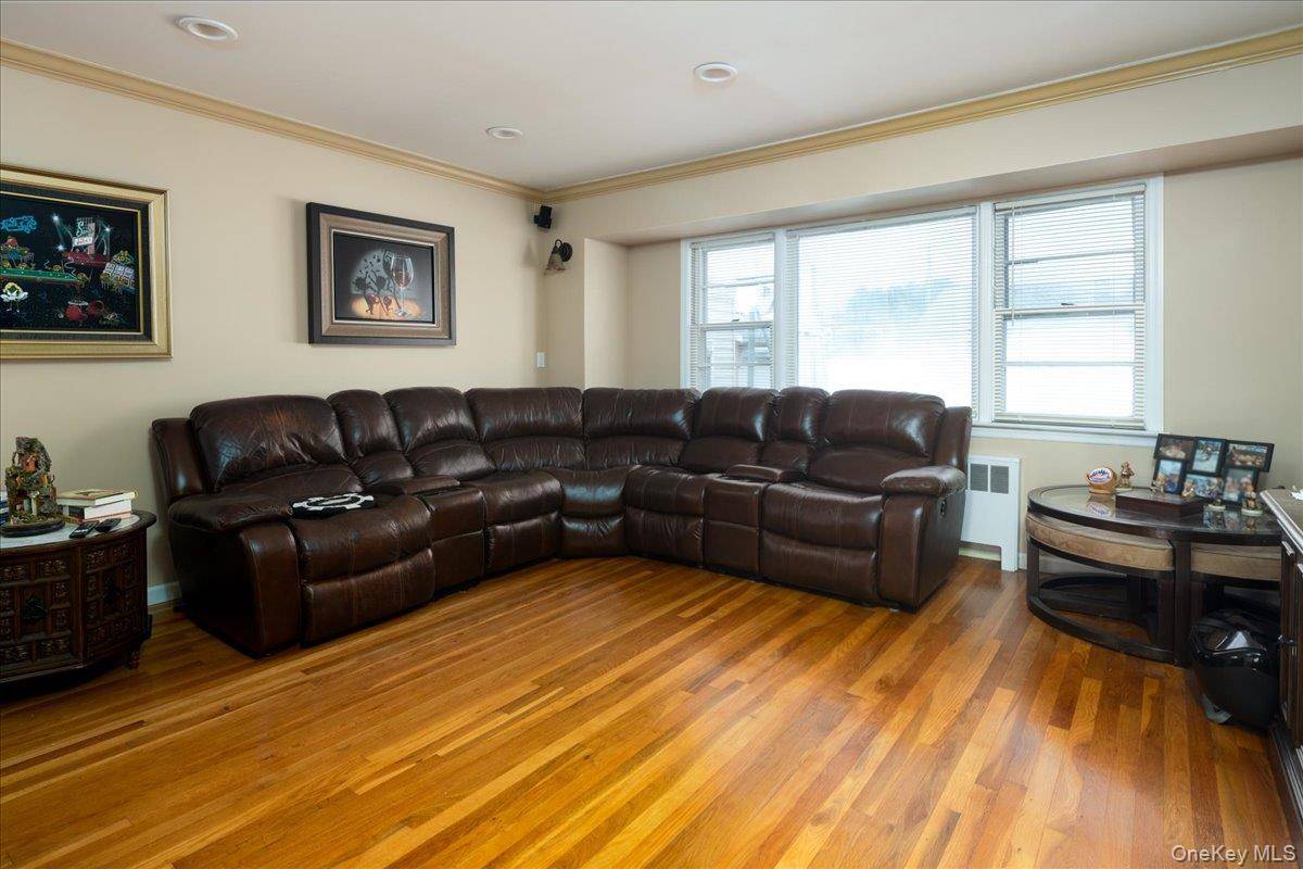 17 Joludow DR, Massapequa Park, NY 11762