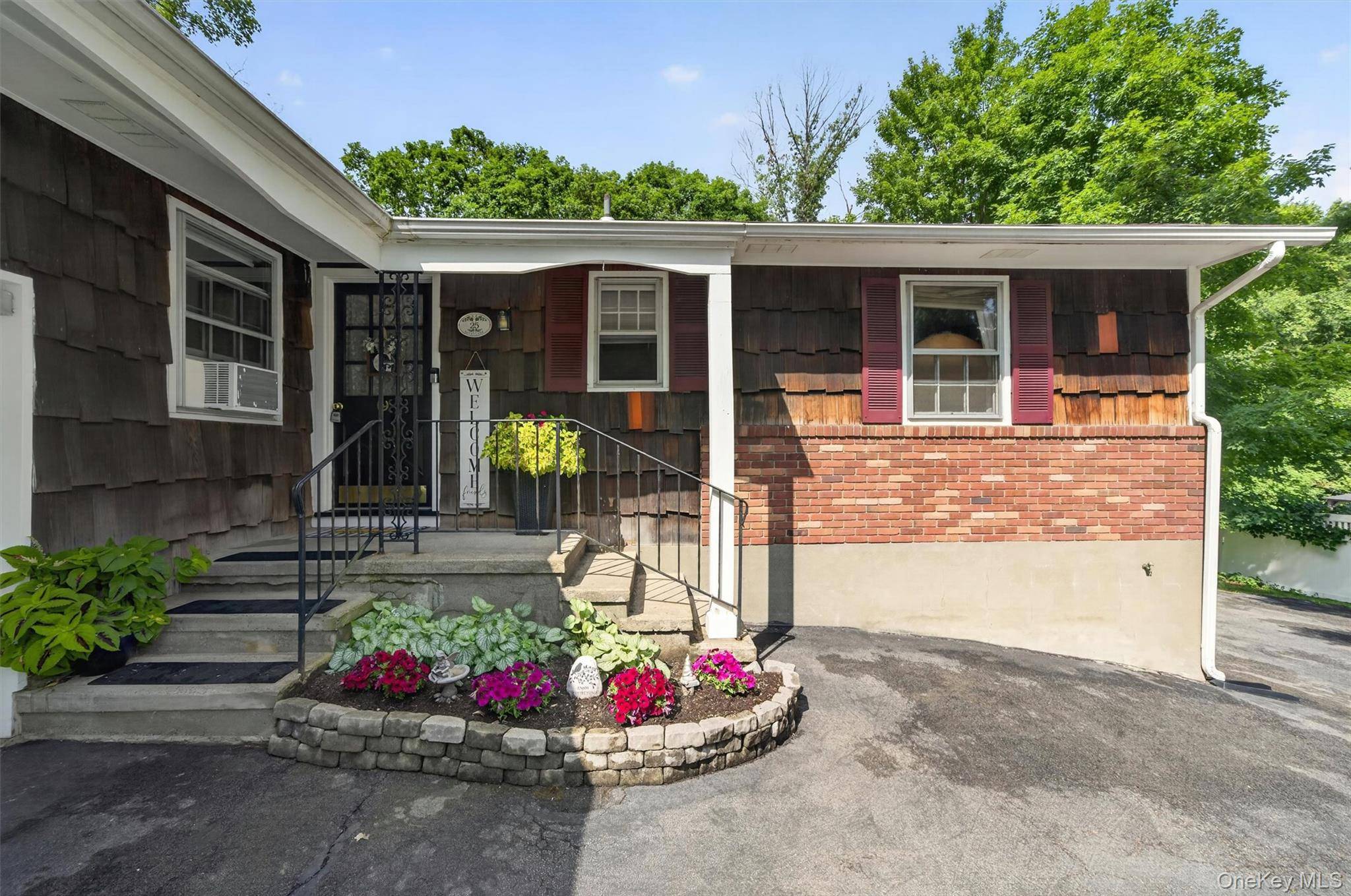 25 Lucky LN, Washingtonville, NY 10992