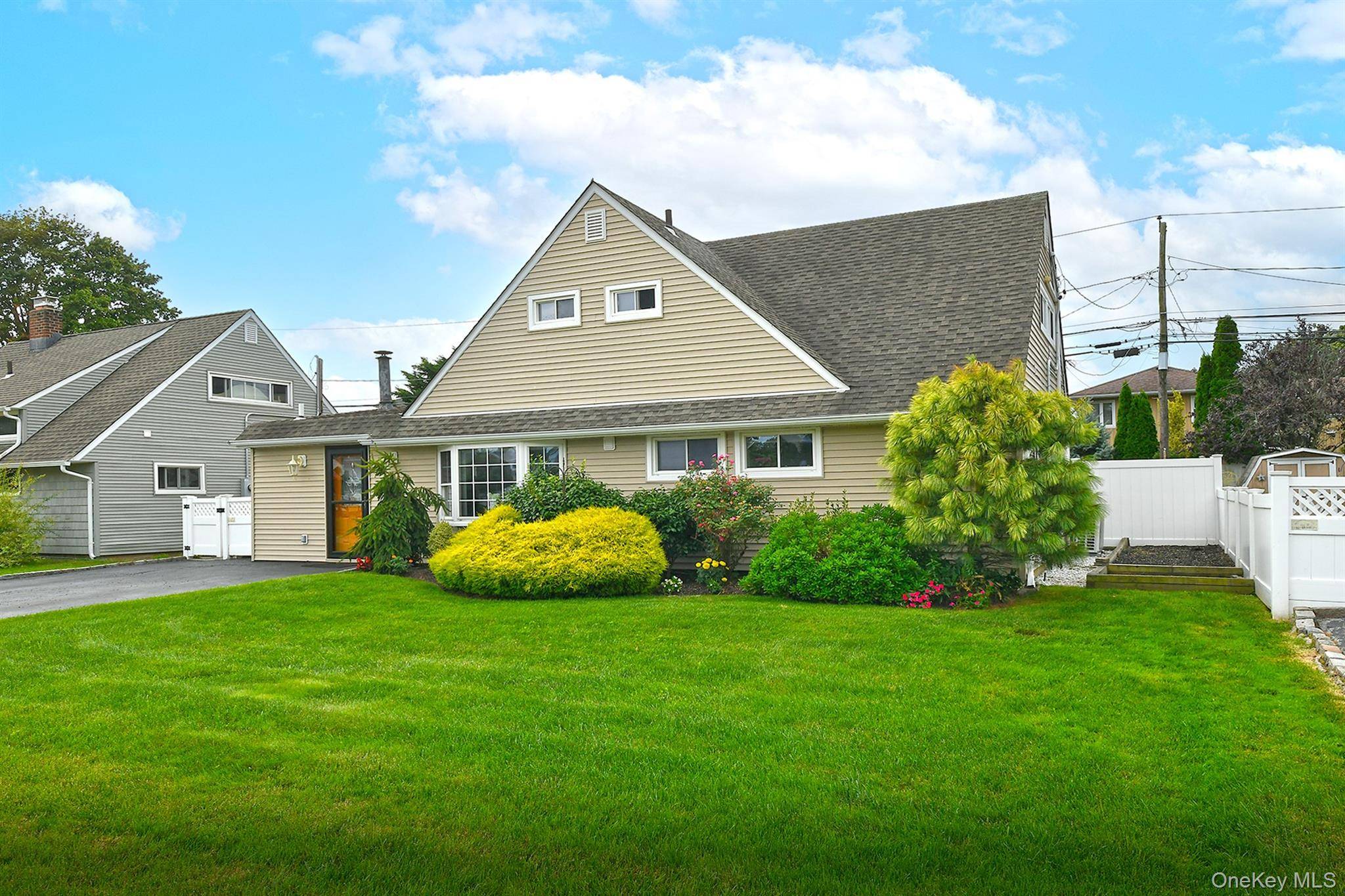 261 Elm DR, Levittown, NY 11756