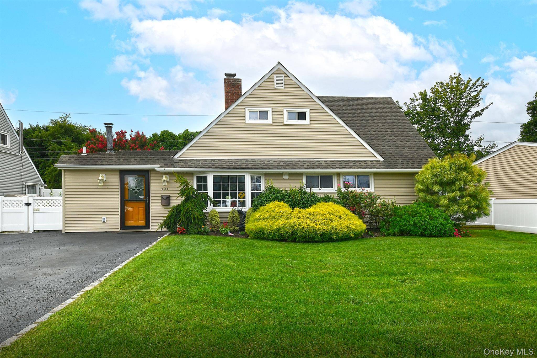 261 Elm DR, Levittown, NY 11756