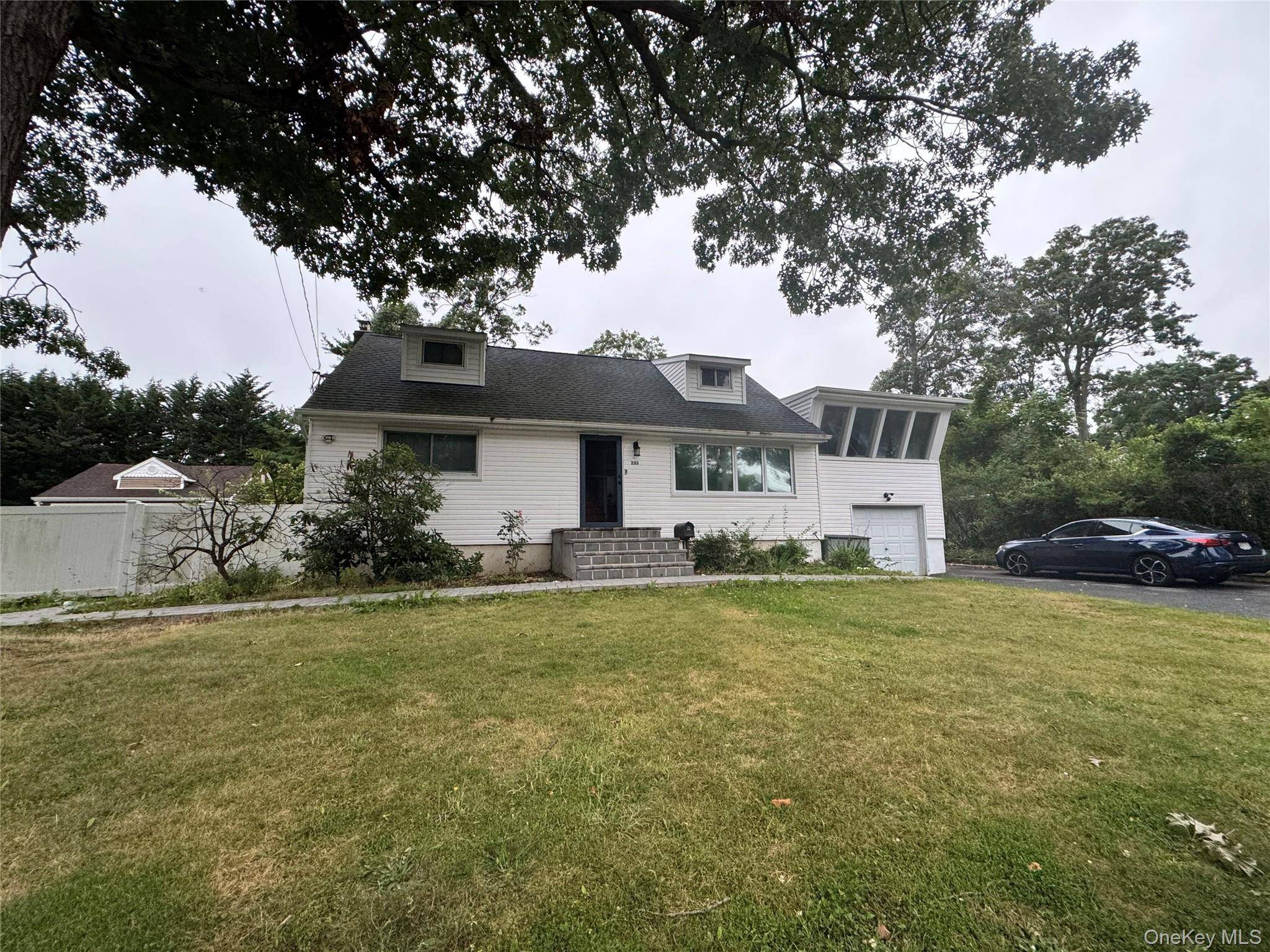 233 S 15th ST, Lindenhurst, NY 11757