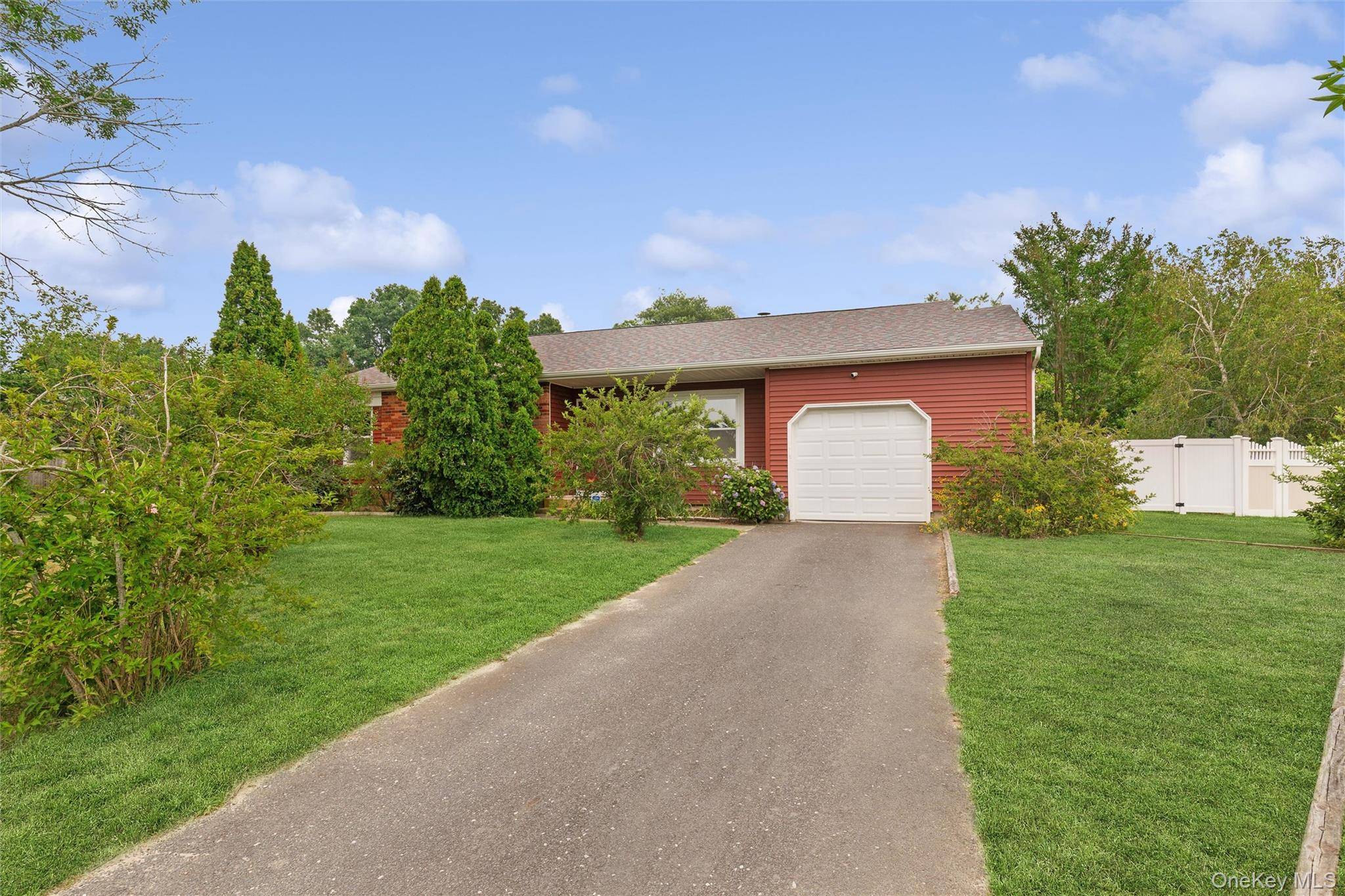 98 Constable DR, Riverhead, NY 11901