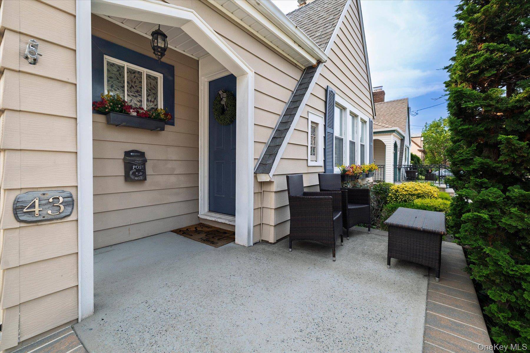 43 Devon ST, Malverne, NY 11565