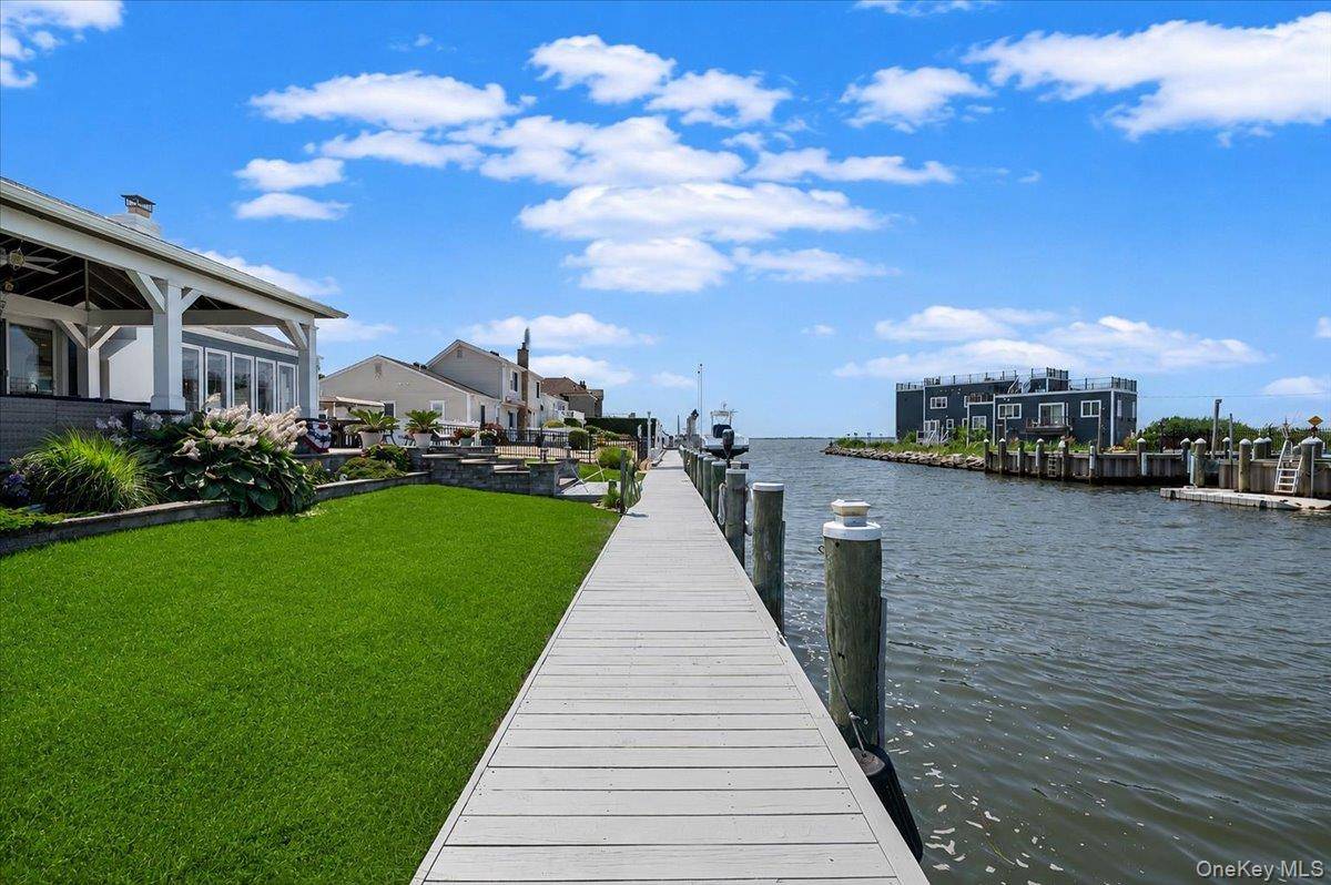 31 Shore DR, Copiague, NY 11726
