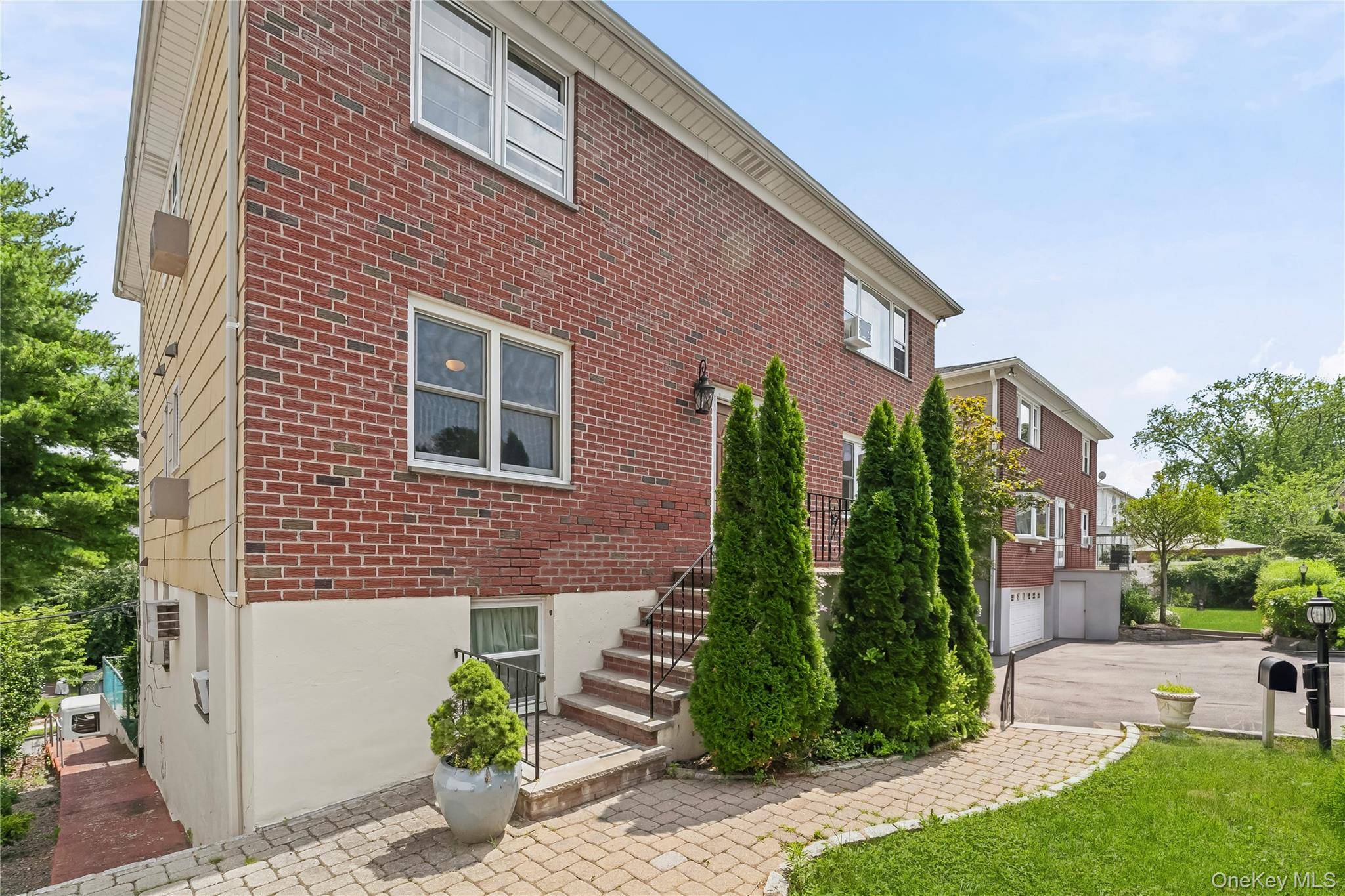 21 Bryn Mawr PL, Yonkers, NY 10701