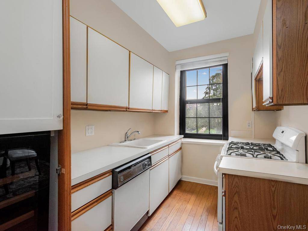 1273 North AVE #2E, Entry 7, New Rochelle, NY 10804