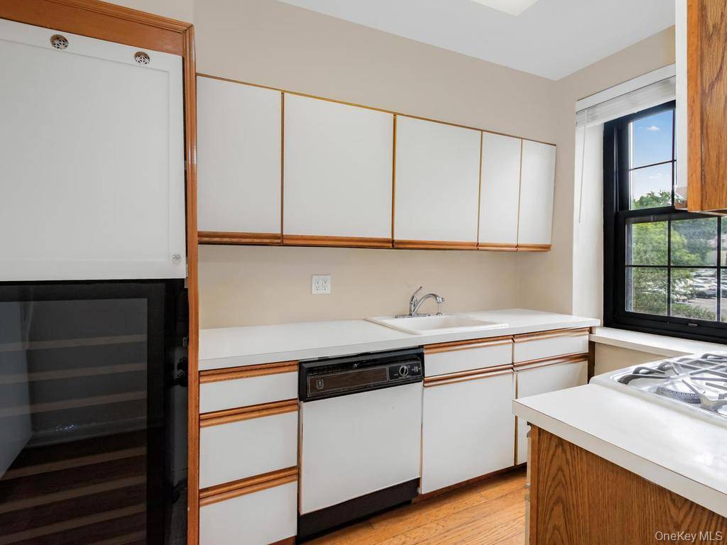 1273 North AVE #2E, Entry 7, New Rochelle, NY 10804