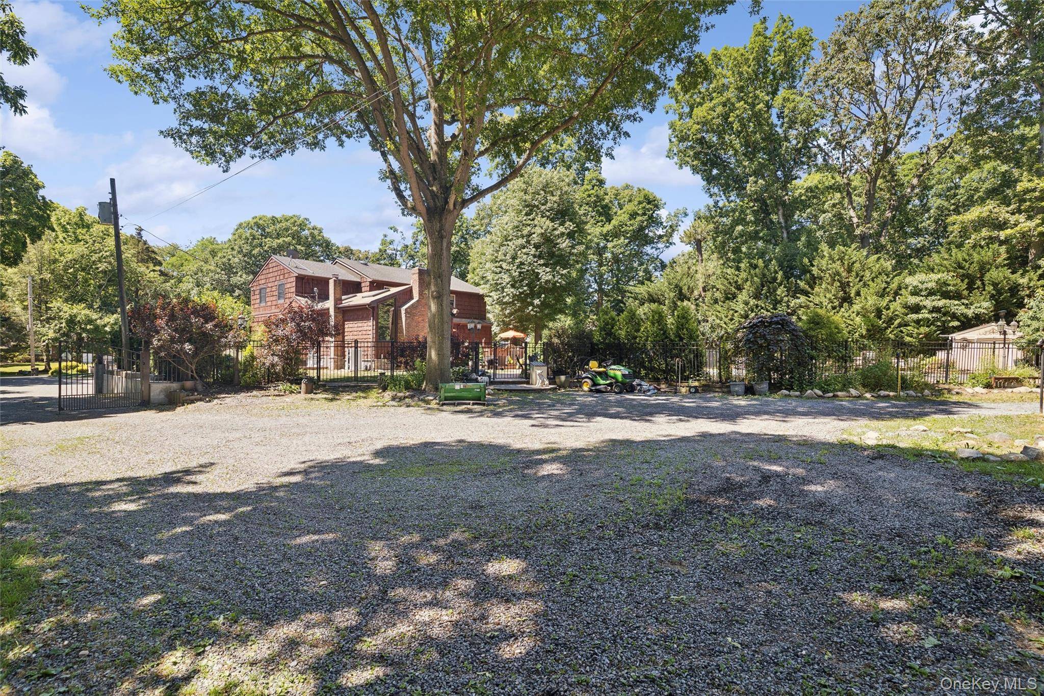 14 Loft RD, Smithtown, NY 11787