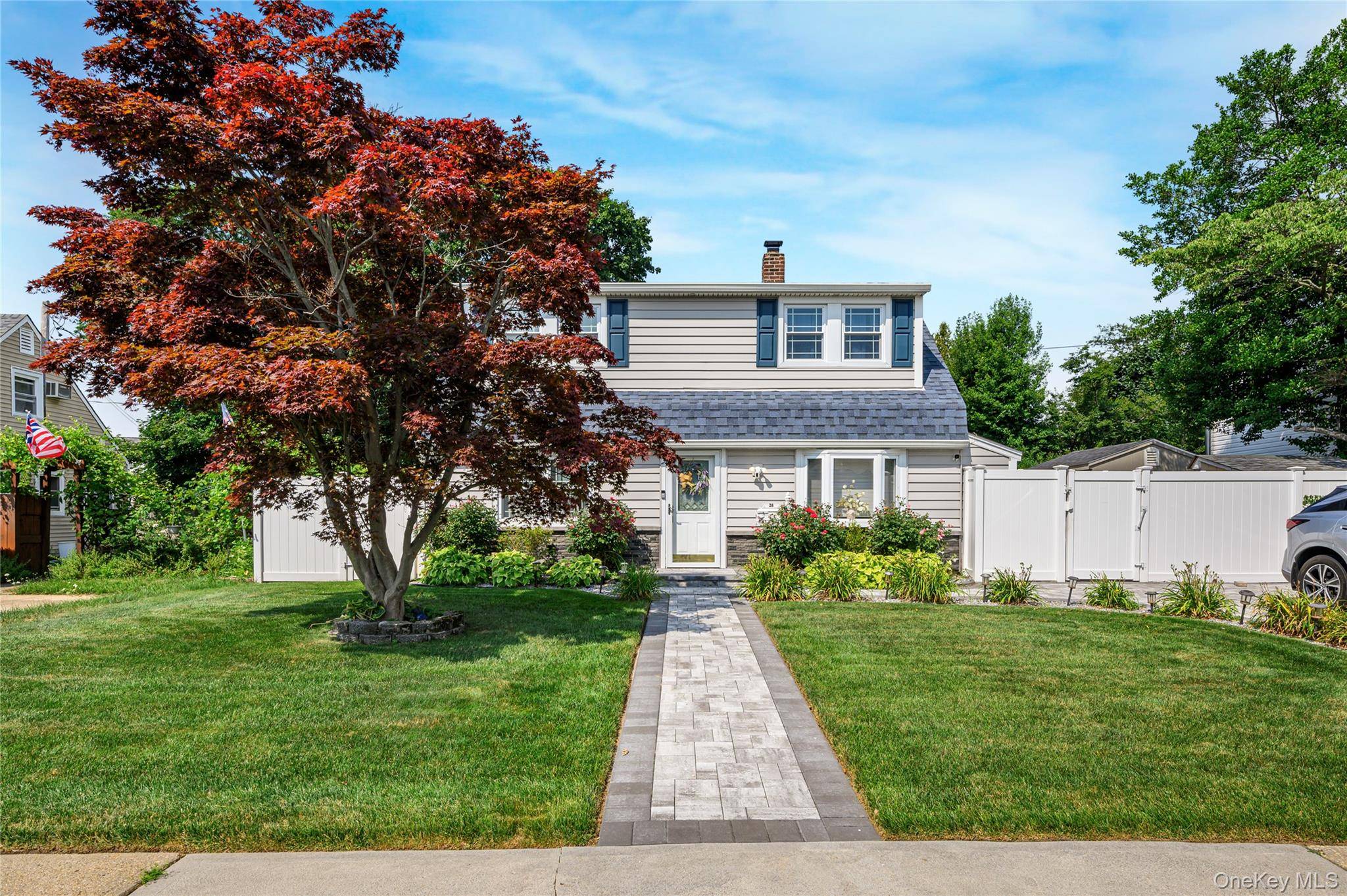 28 Crabtree LN, Levittown, NY 11756