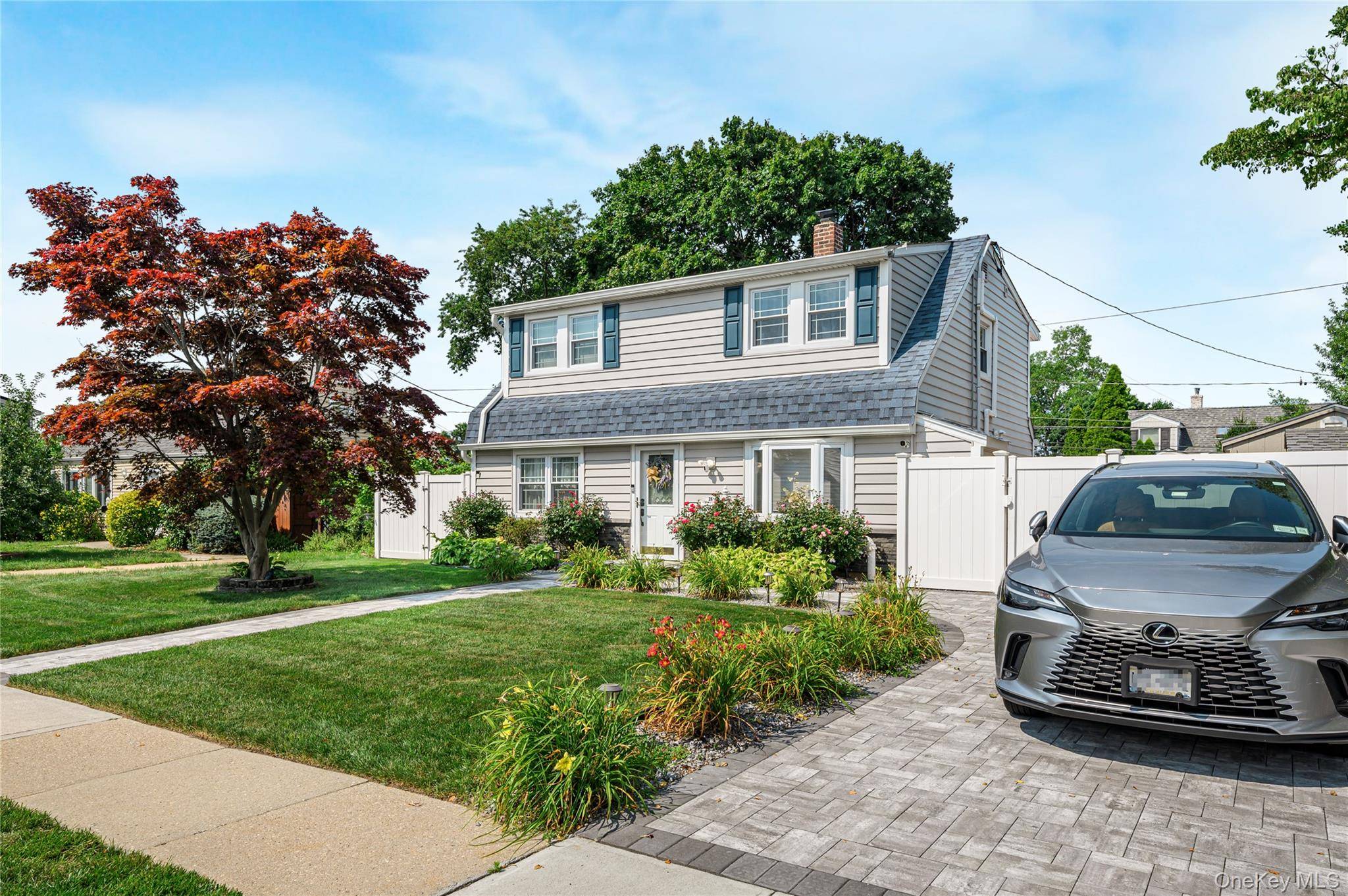 28 Crabtree LN, Levittown, NY 11756