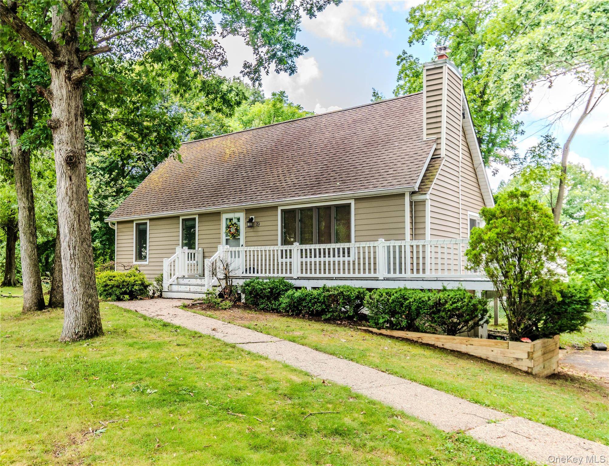 19 Farmstead RD, New Windsor, NY 12553