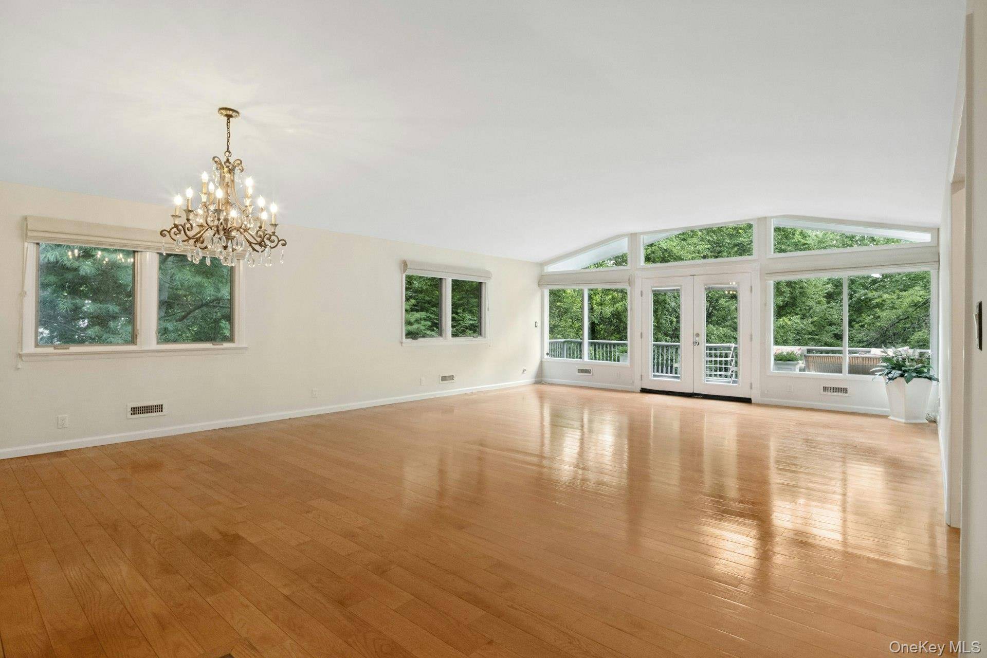 12 Warnke LN, Scarsdale, NY 10583