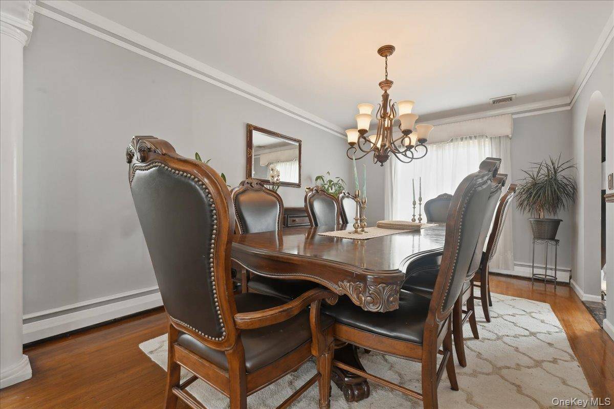 844 Park LN, North Woodmere, NY 11581