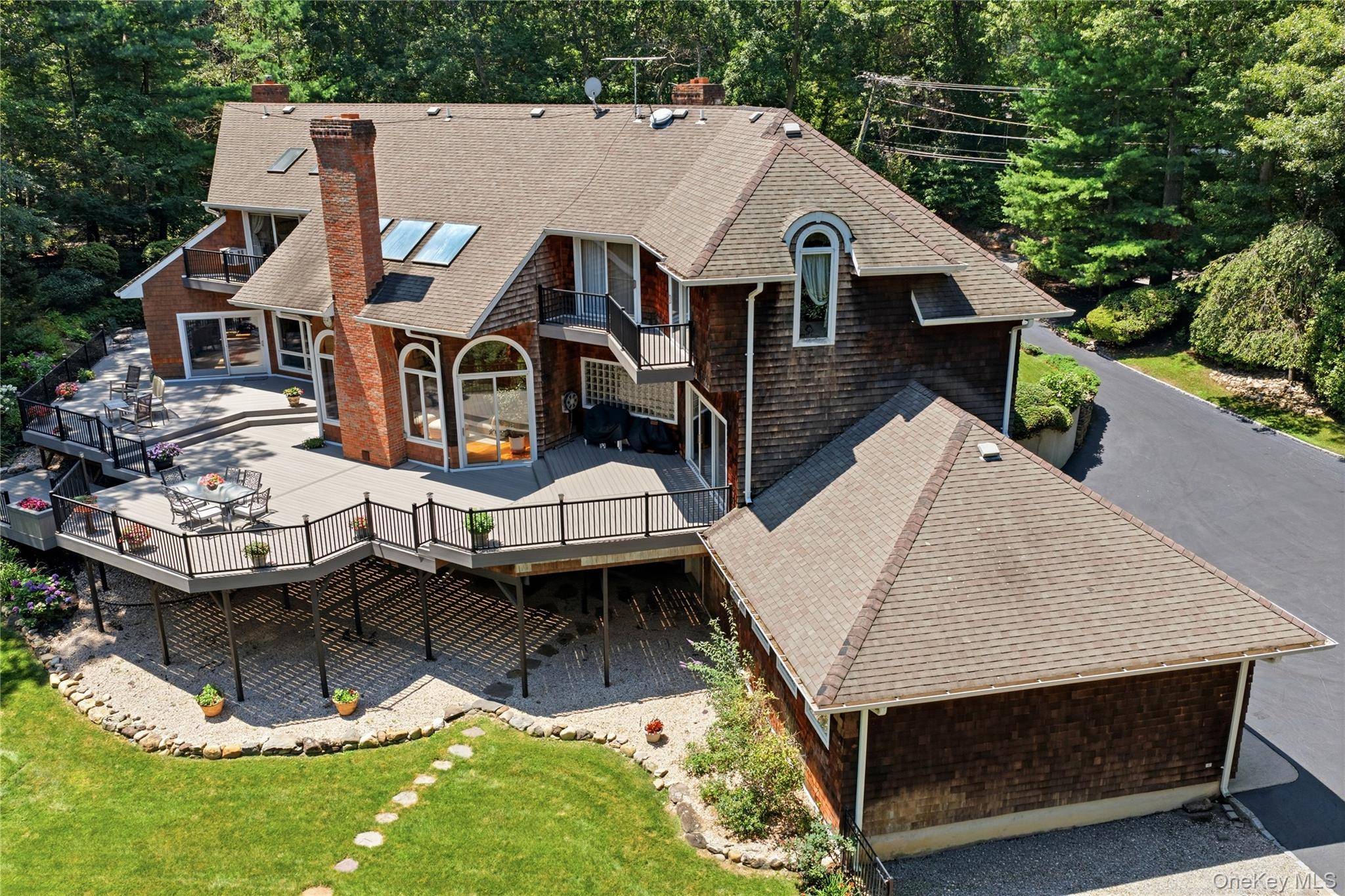 55 Meadow Glen RD, Northport, NY 11768