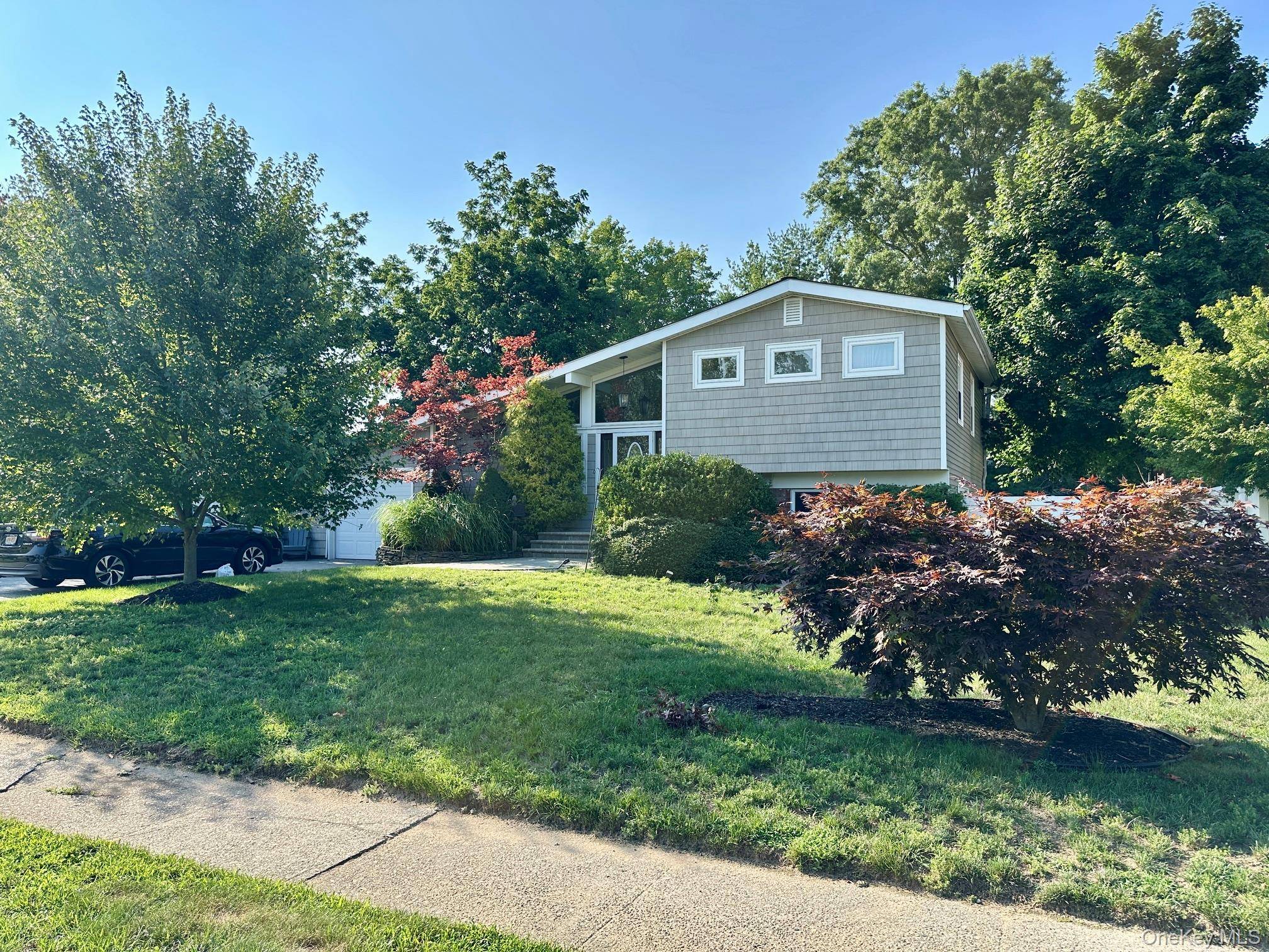 11 Sandalwood DR, Smithtown, NY 11787