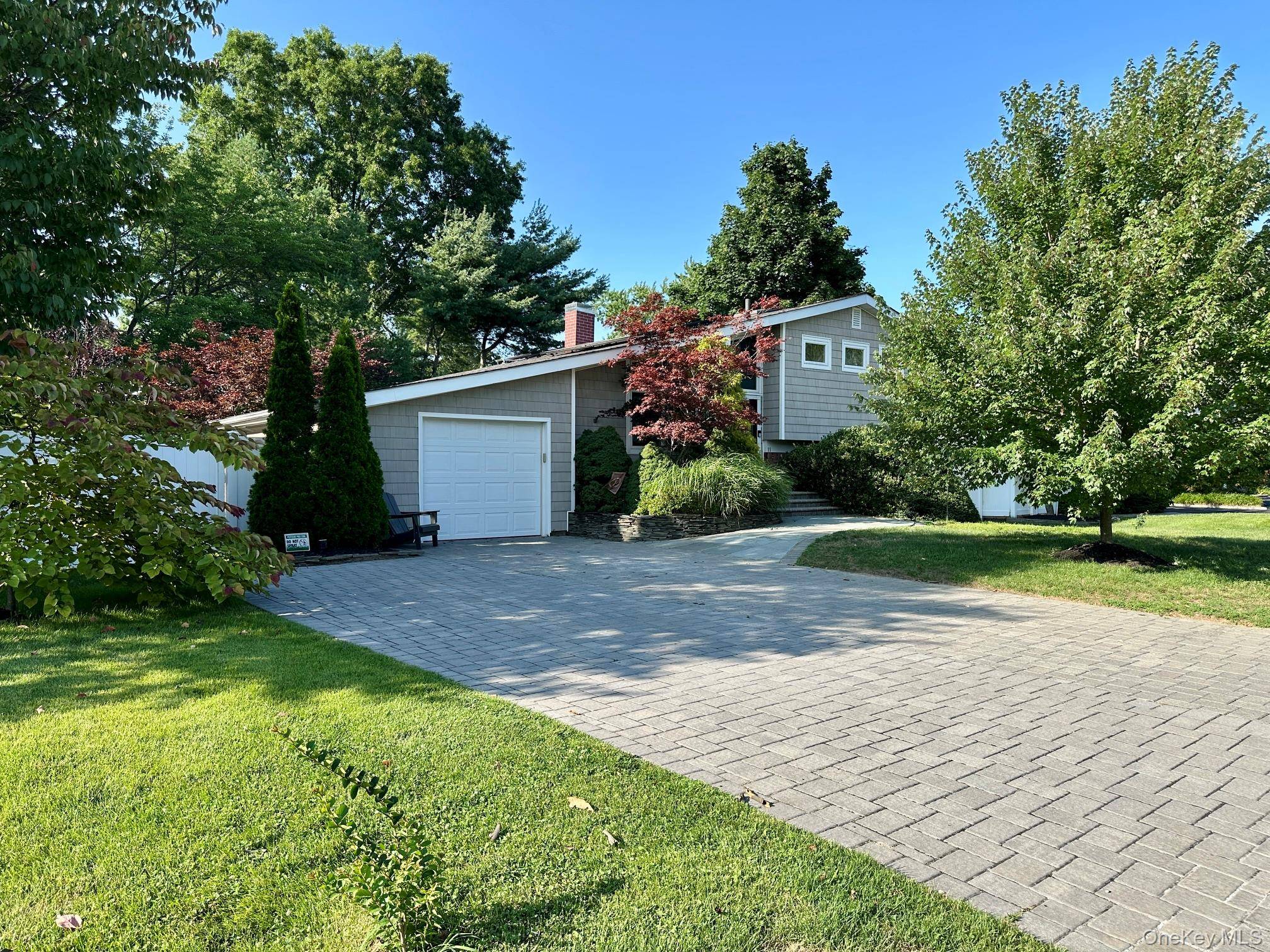 11 Sandalwood DR, Smithtown, NY 11787