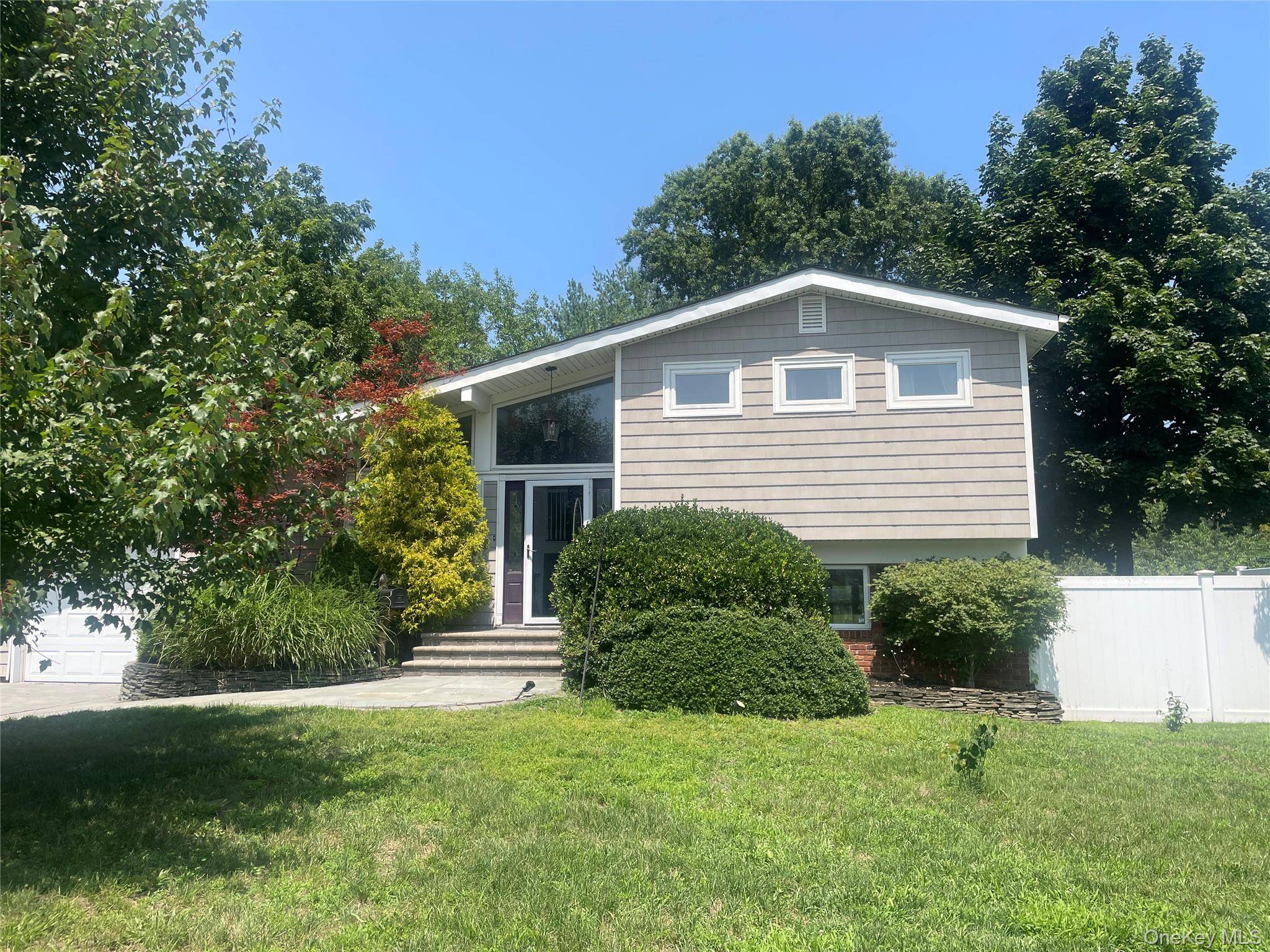 11 Sandalwood DR, Smithtown, NY 11787