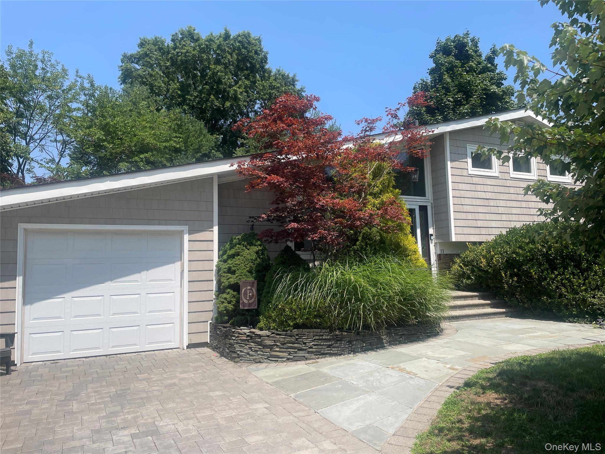 11 Sandalwood DR, Smithtown, NY 11787