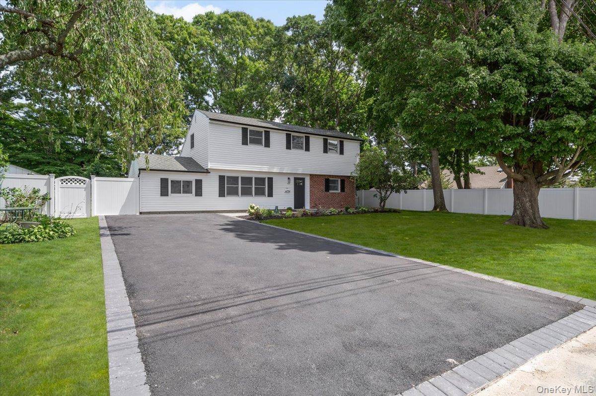 103 Bonnie RD, Oakdale, NY 11769