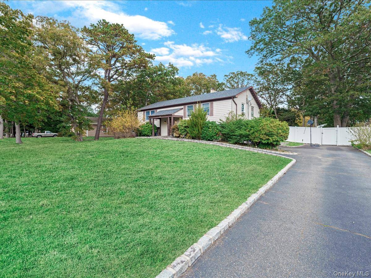 33 Winside LN, Coram, NY 11727
