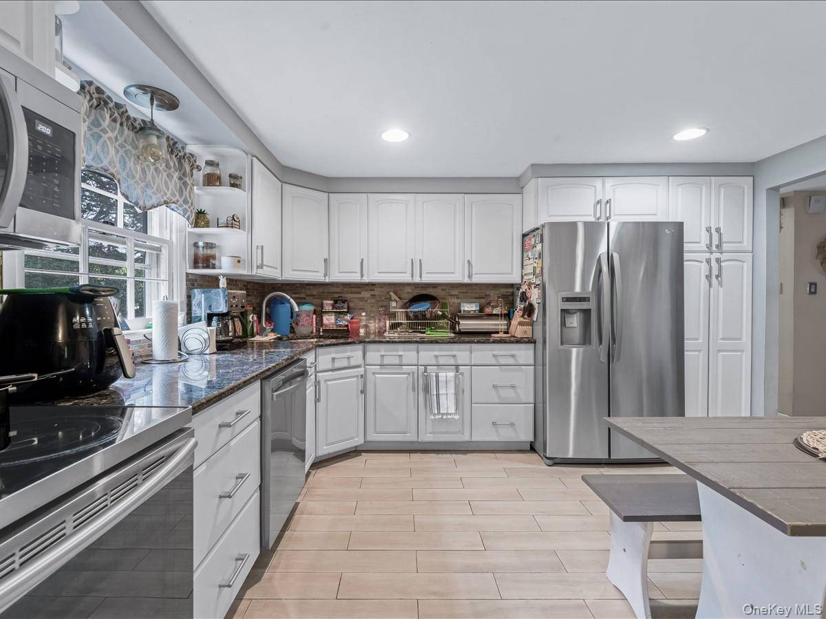 33 Winside LN, Coram, NY 11727