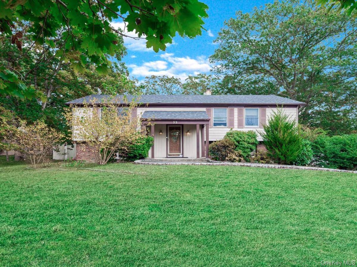 33 Winside LN, Coram, NY 11727