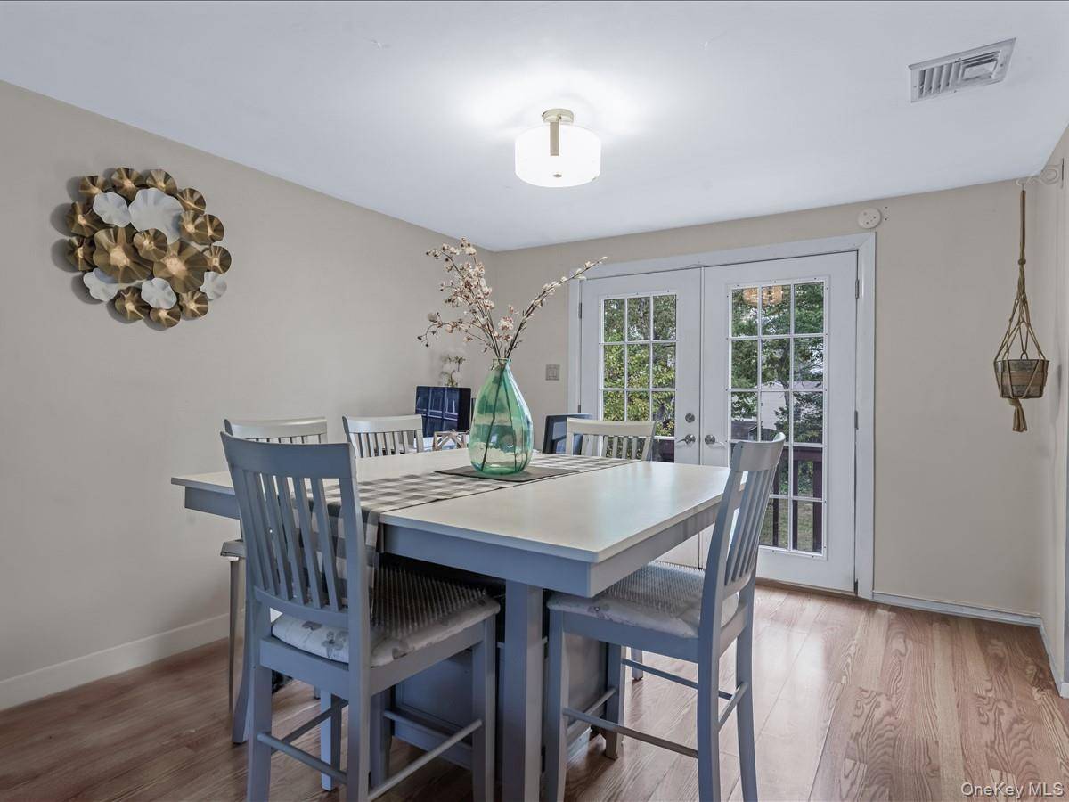 33 Winside LN, Coram, NY 11727