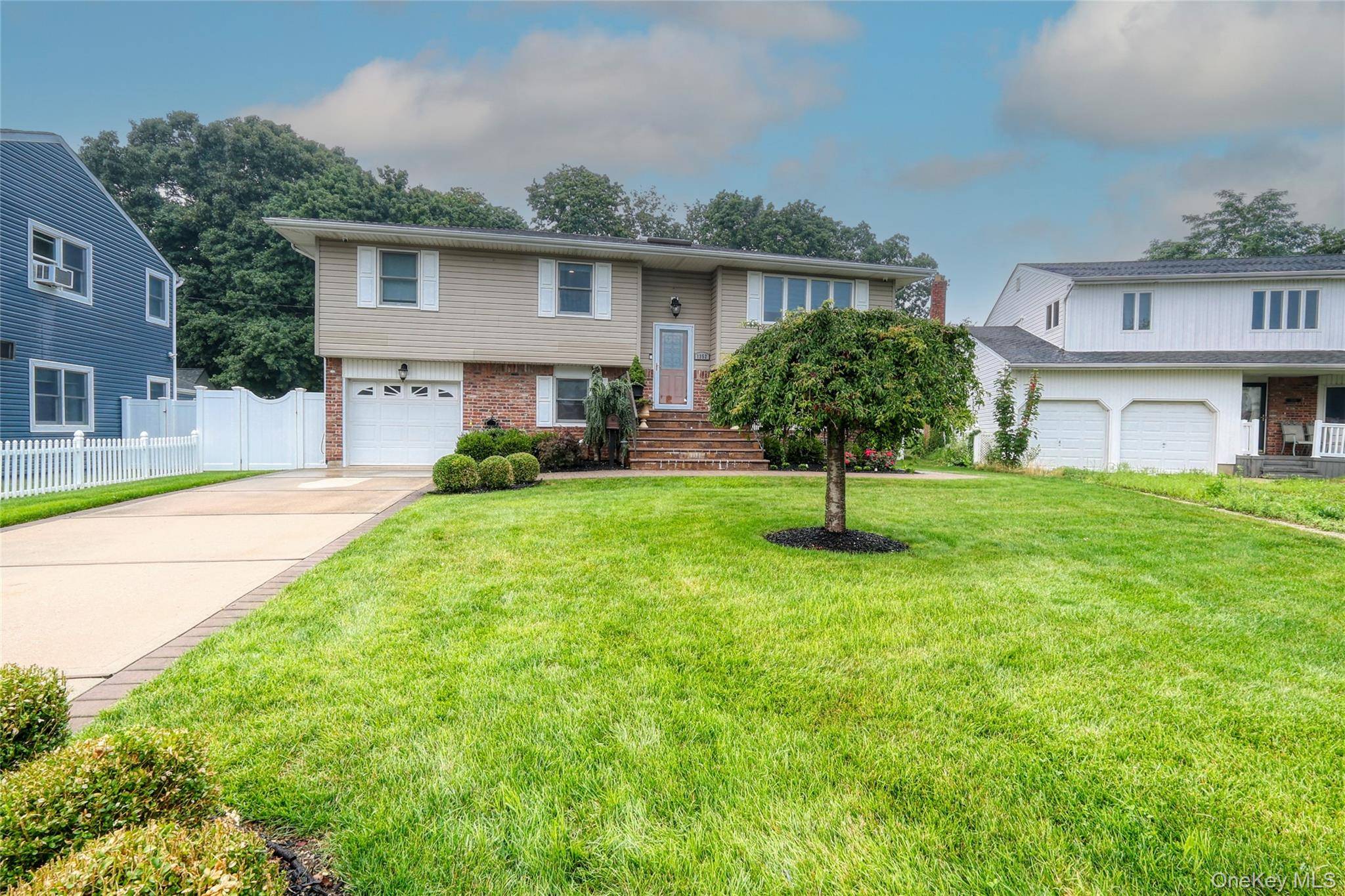 1352 Estelle CT, Seaford, NY 11783