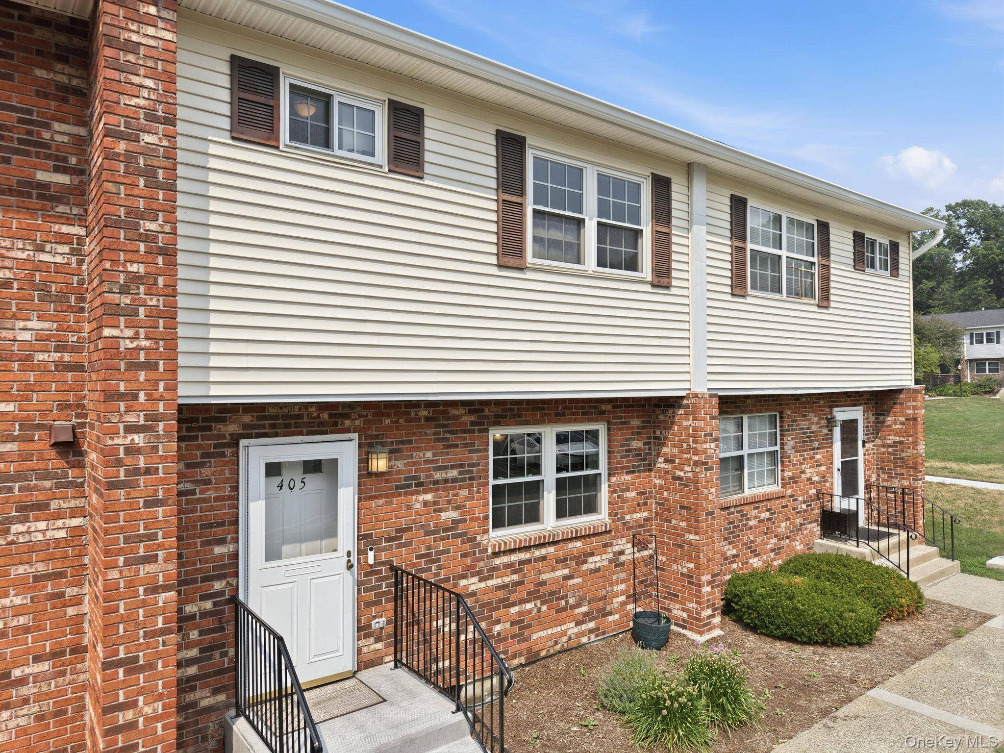 405 Briarwood CT, New Paltz, NY 12561