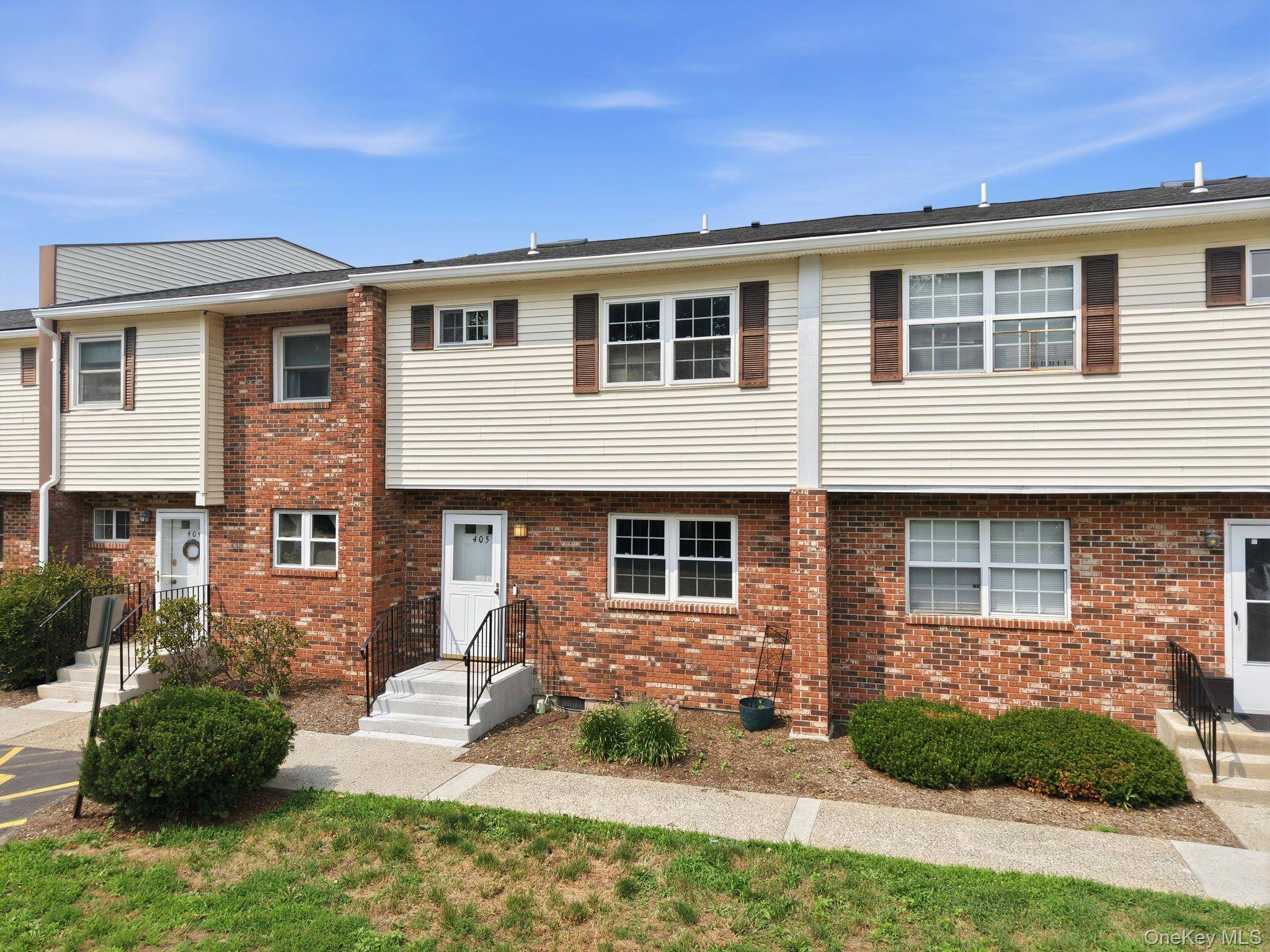 405 Briarwood CT, New Paltz, NY 12561