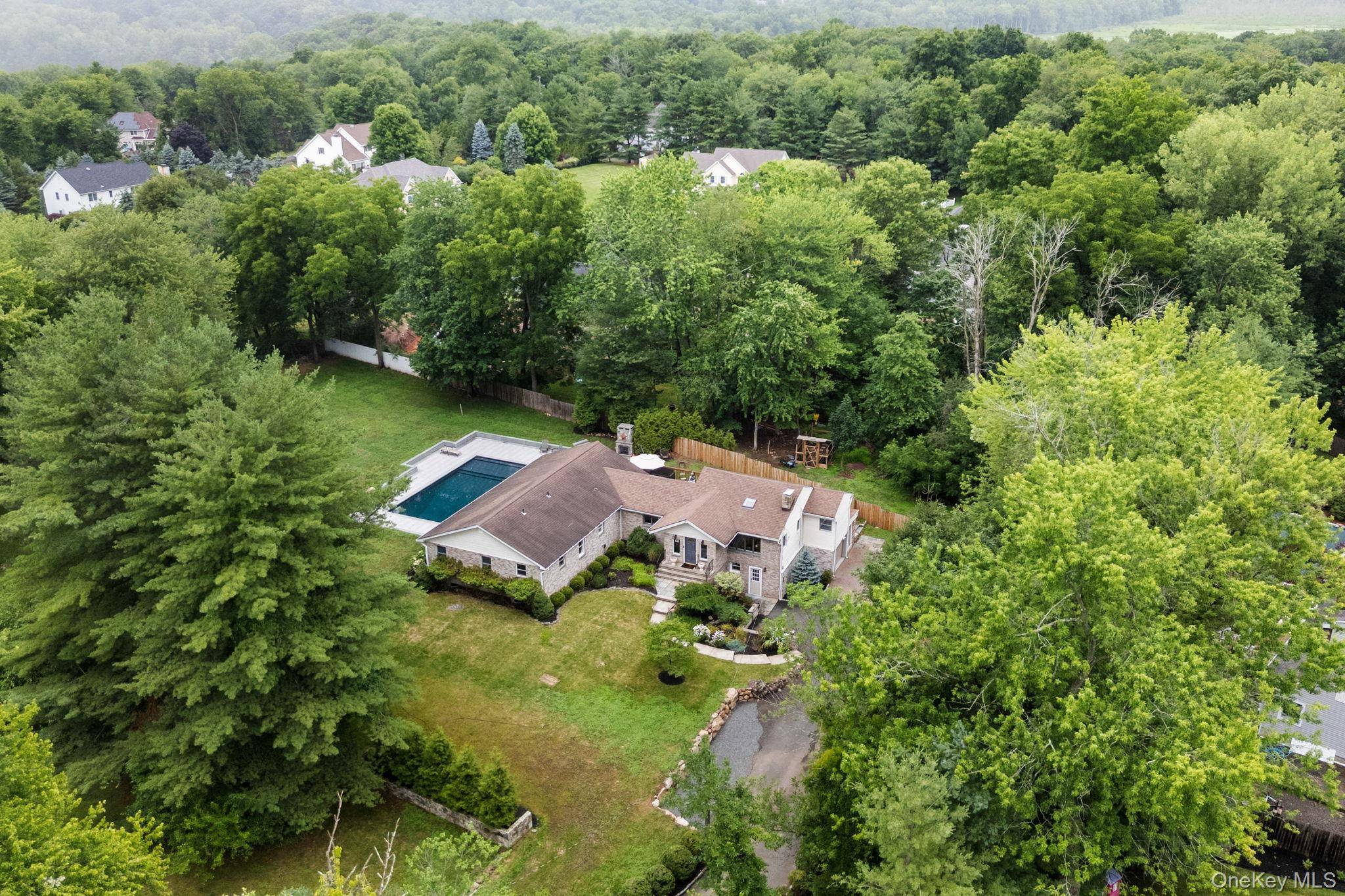 15 Green Hedges LN, Blauvelt, NY 10913