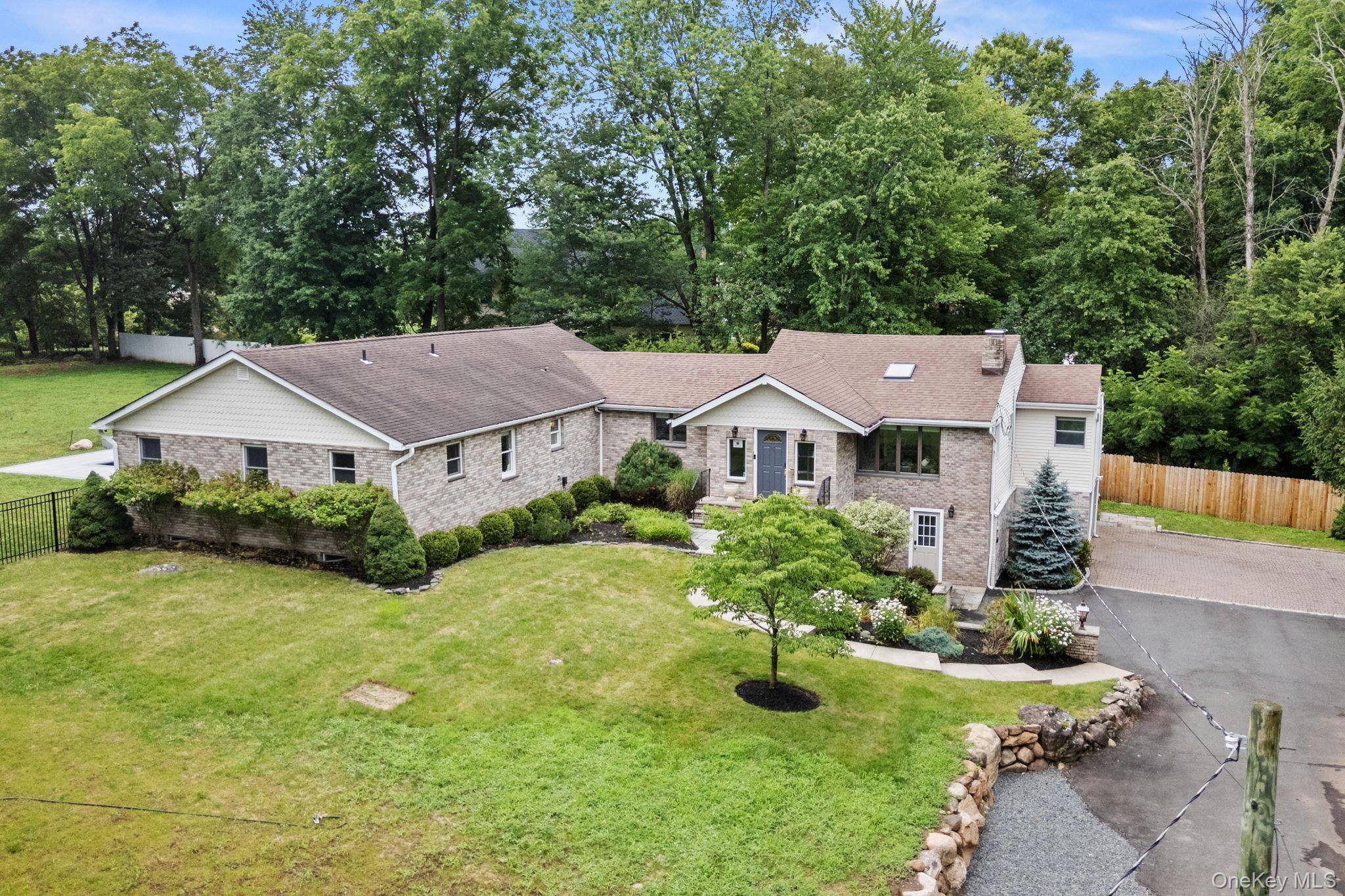15 Green Hedges LN, Blauvelt, NY 10913