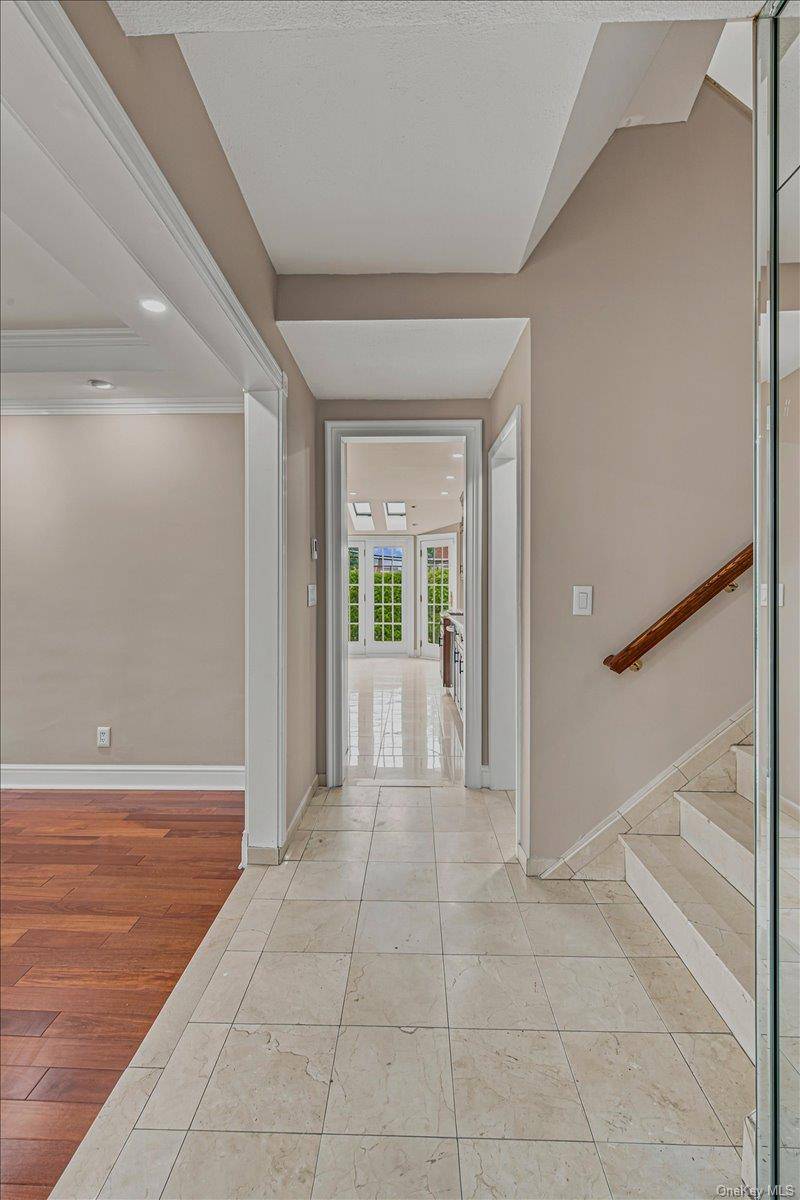 34 Duke DR, Manhasset Hills, NY 11040