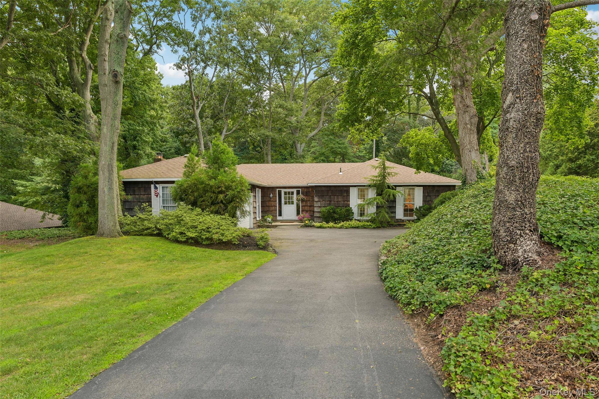 14 Mont AVE, Dix Hills, NY 11746
