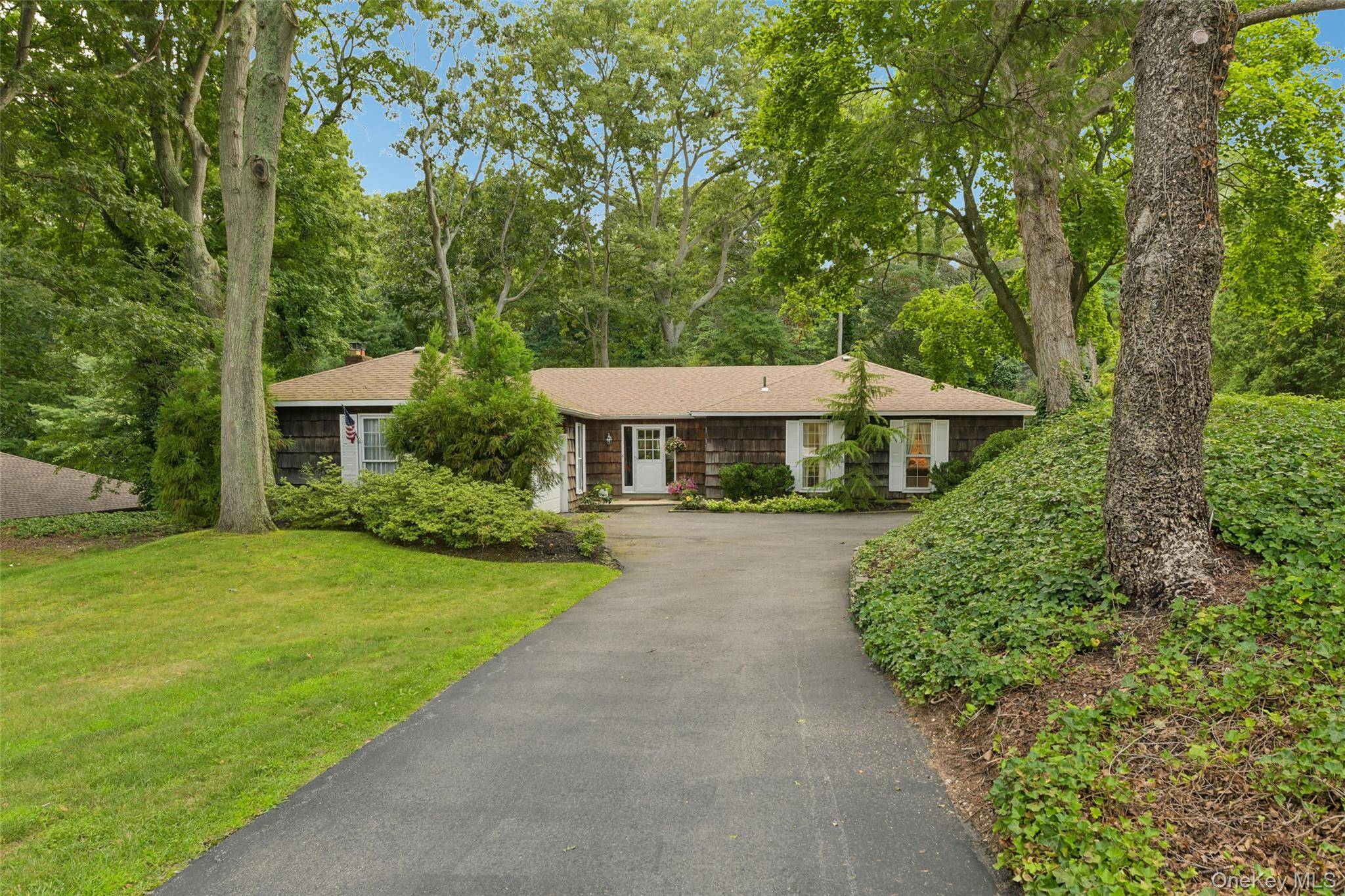 14 Mont AVE, Dix Hills, NY 11746