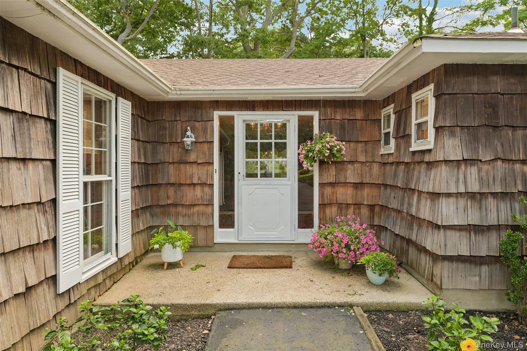 14 Mont AVE, Dix Hills, NY 11746