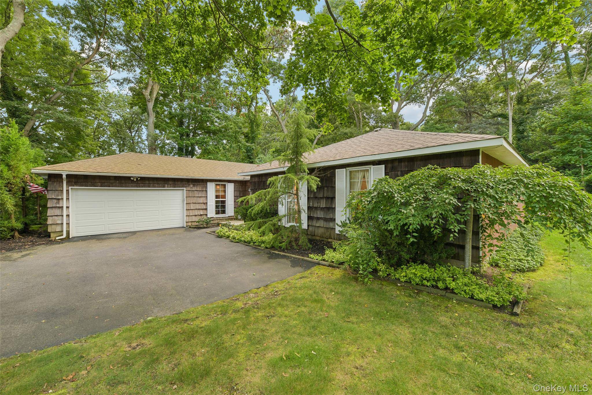 14 Mont AVE, Dix Hills, NY 11746