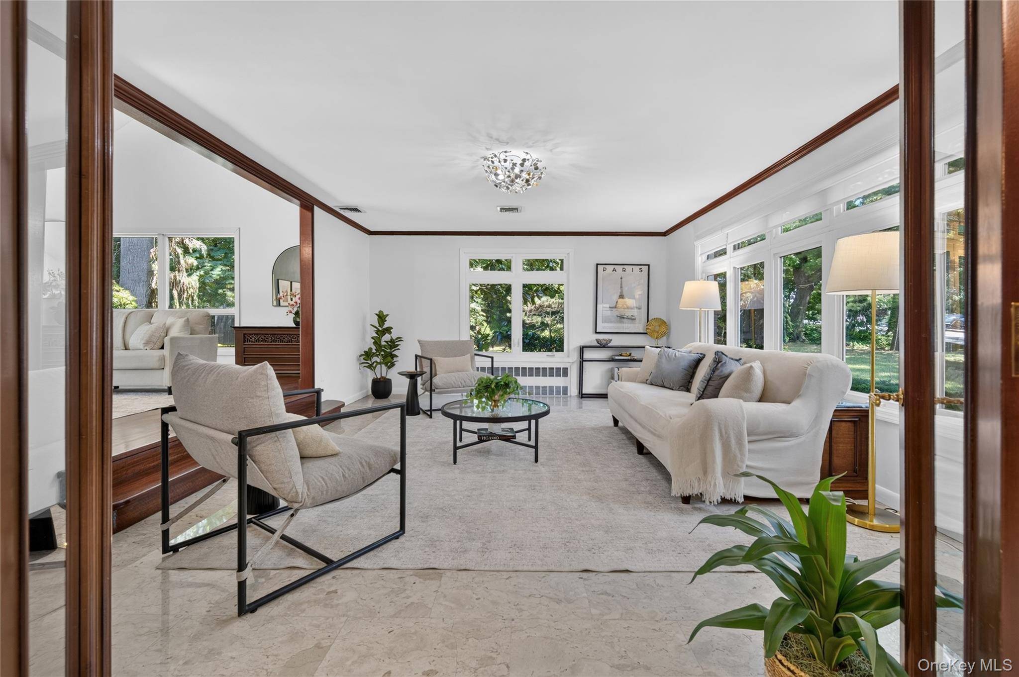 4 Waring DR, Manhasset, NY 11030