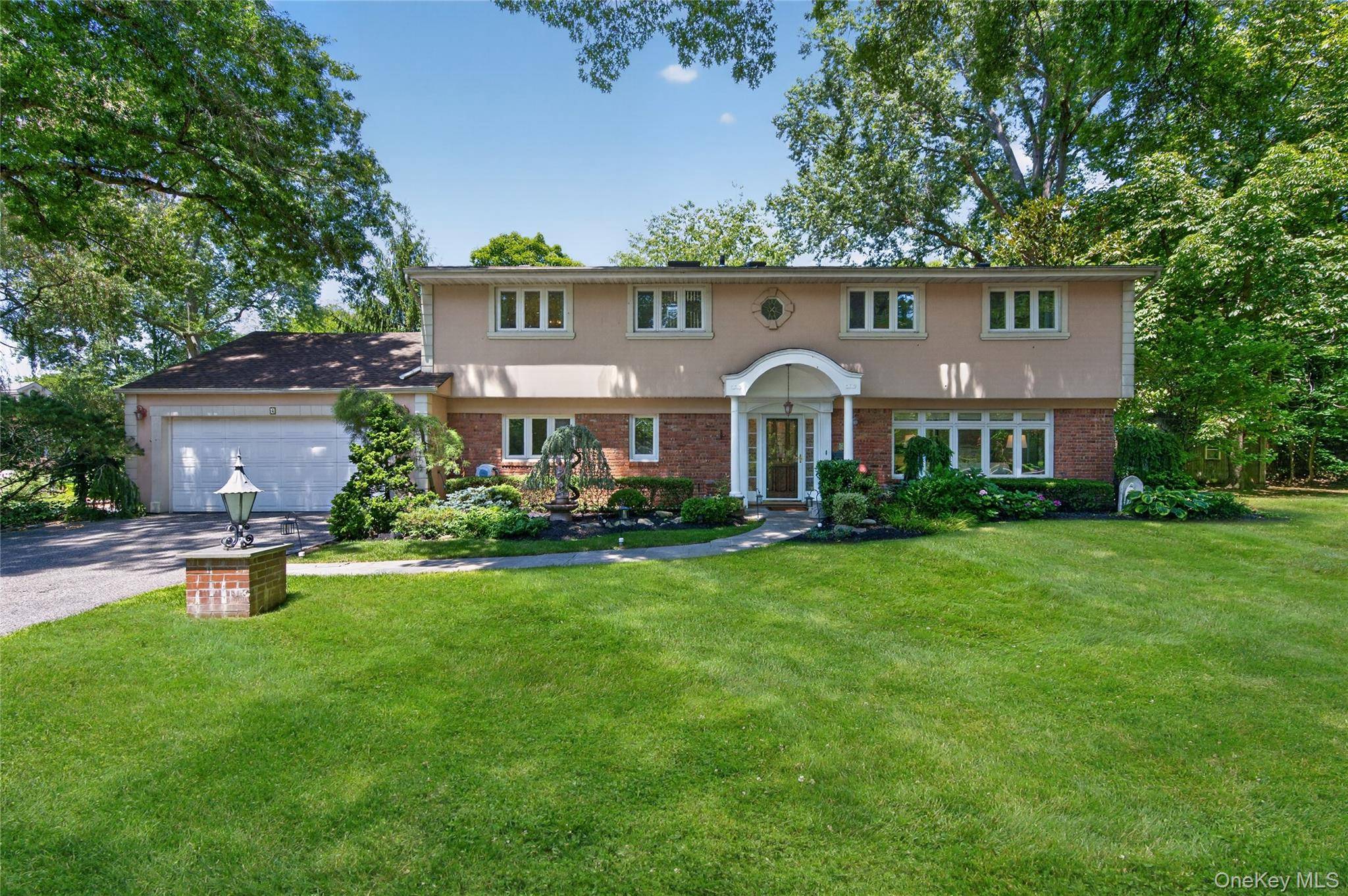 4 Waring DR, Manhasset, NY 11030