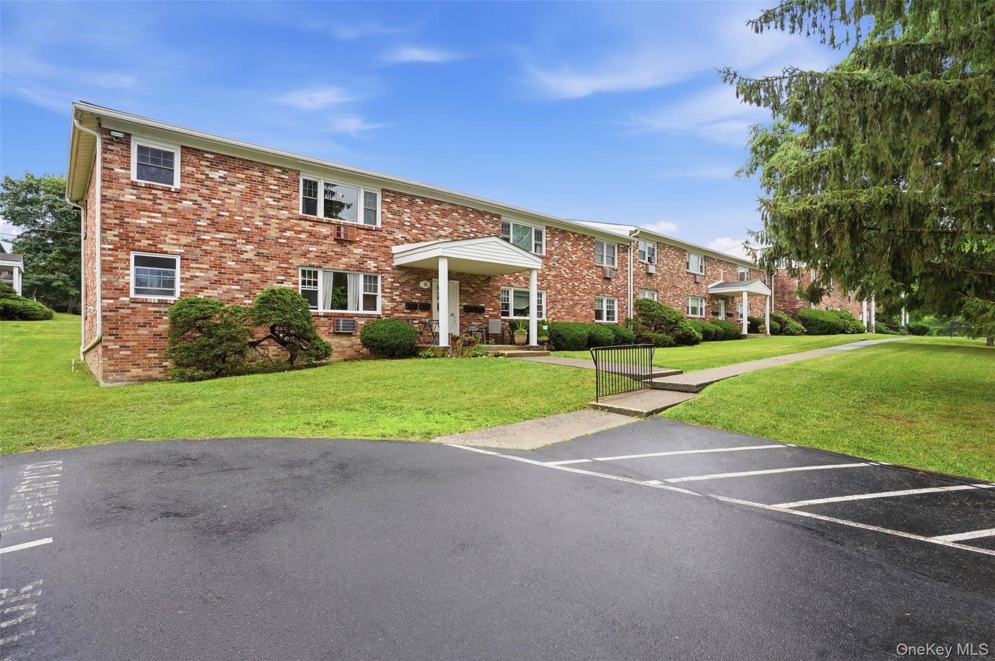136 N Chestnut ST #9B, New Paltz, NY 12561