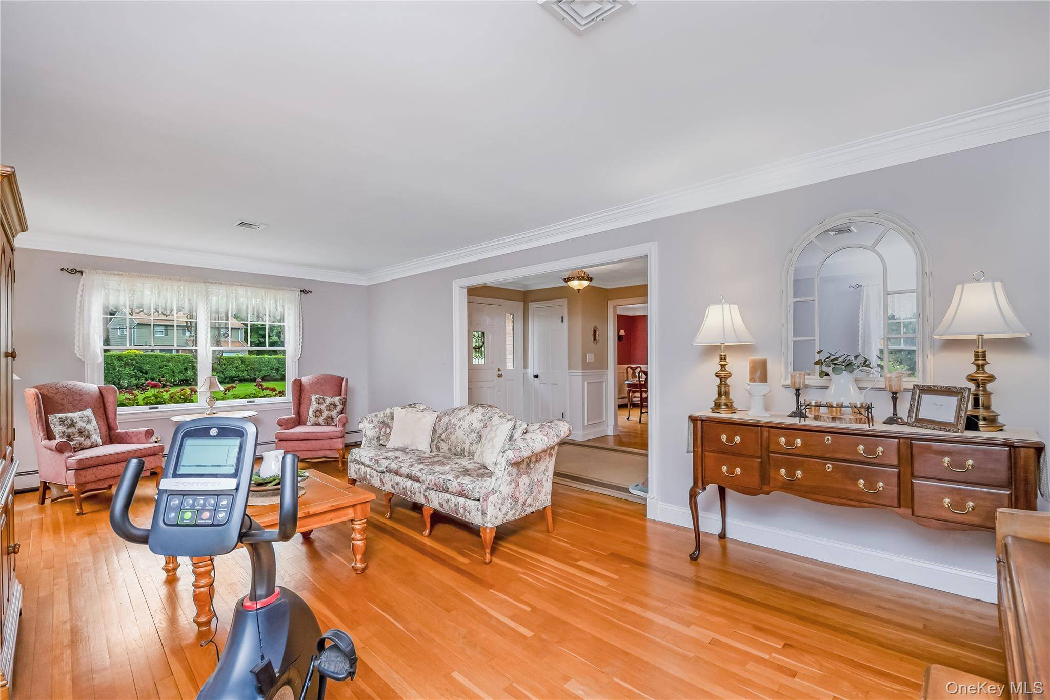 348 Middle RD, Bayport, NY 11705