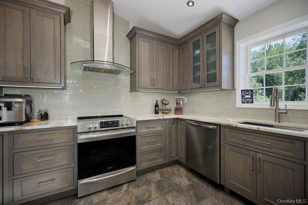 3 Justbrand LN, Poughkeepsie, NY 12603