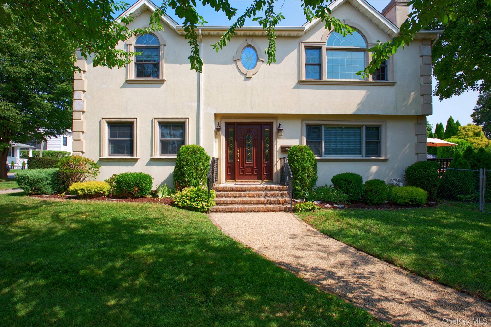 75 Maple ST, Roslyn Heights, NY 11577