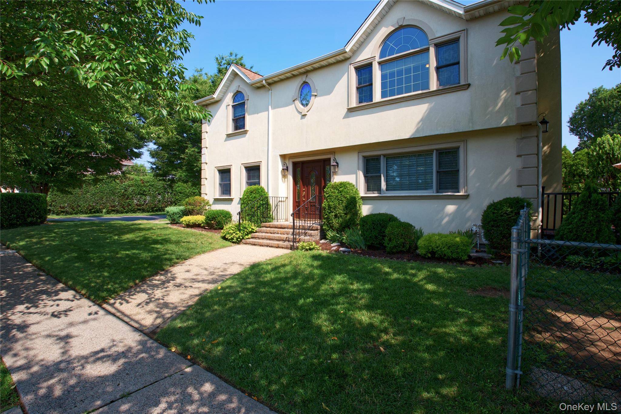 75 Maple ST, Roslyn Heights, NY 11577