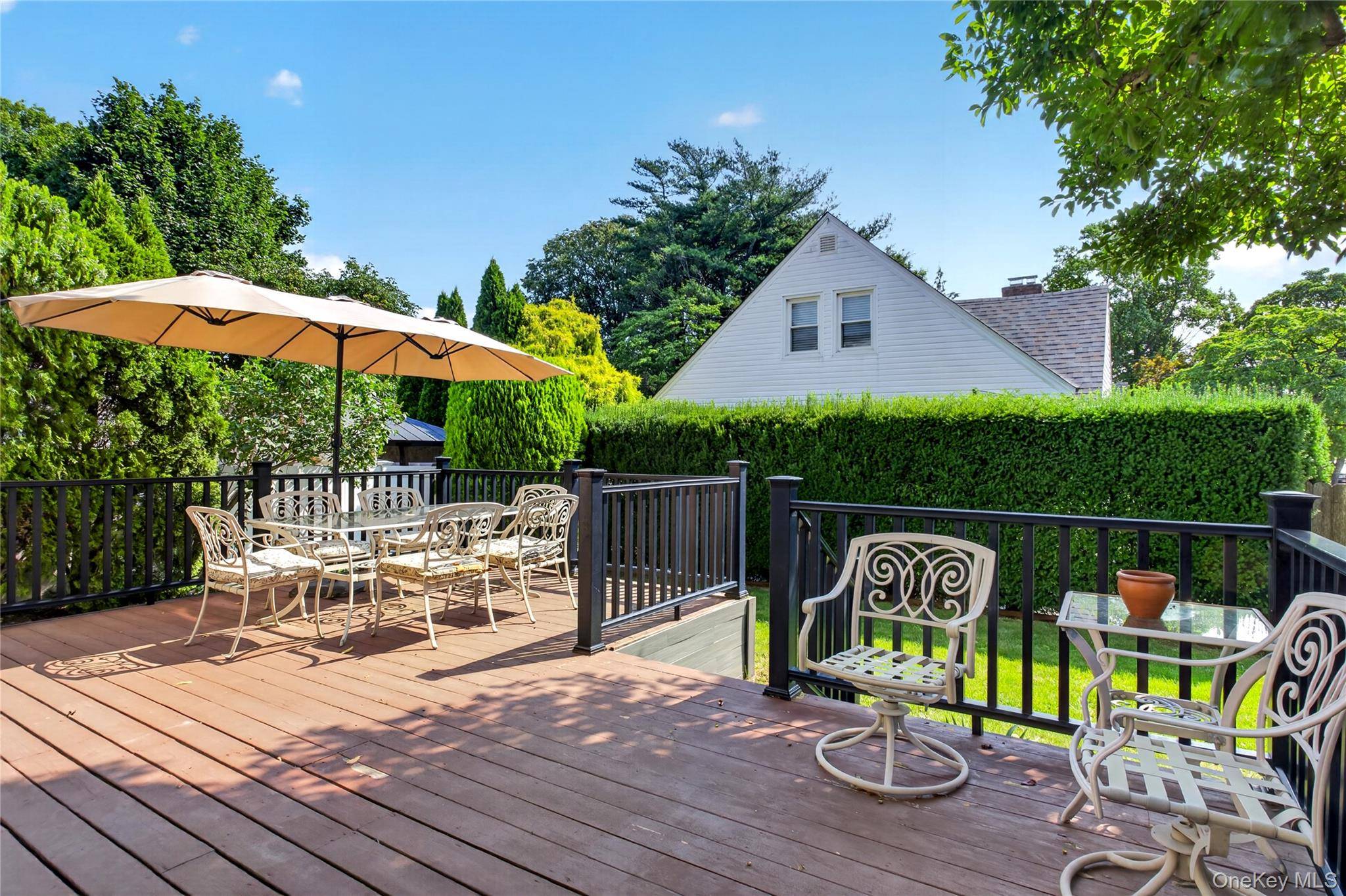 75 Maple ST, Roslyn Heights, NY 11577